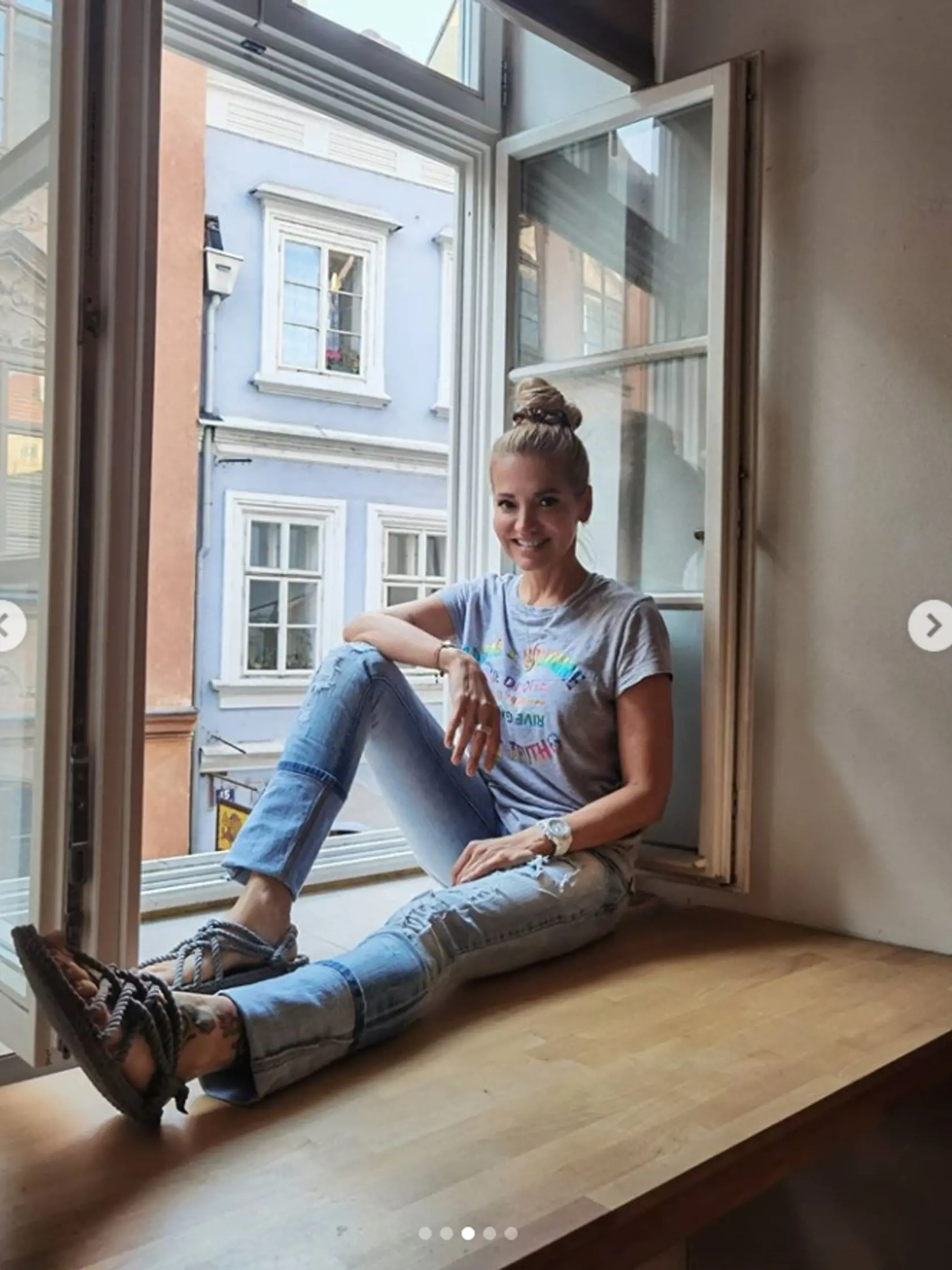 Dara Rolins na návšteve v Bratislave. V teň deň sa stretla aj s Evou Majskou, ktorá sa pochválila spoločnou fotkou. Dara má na sebe rovnaké tričko.