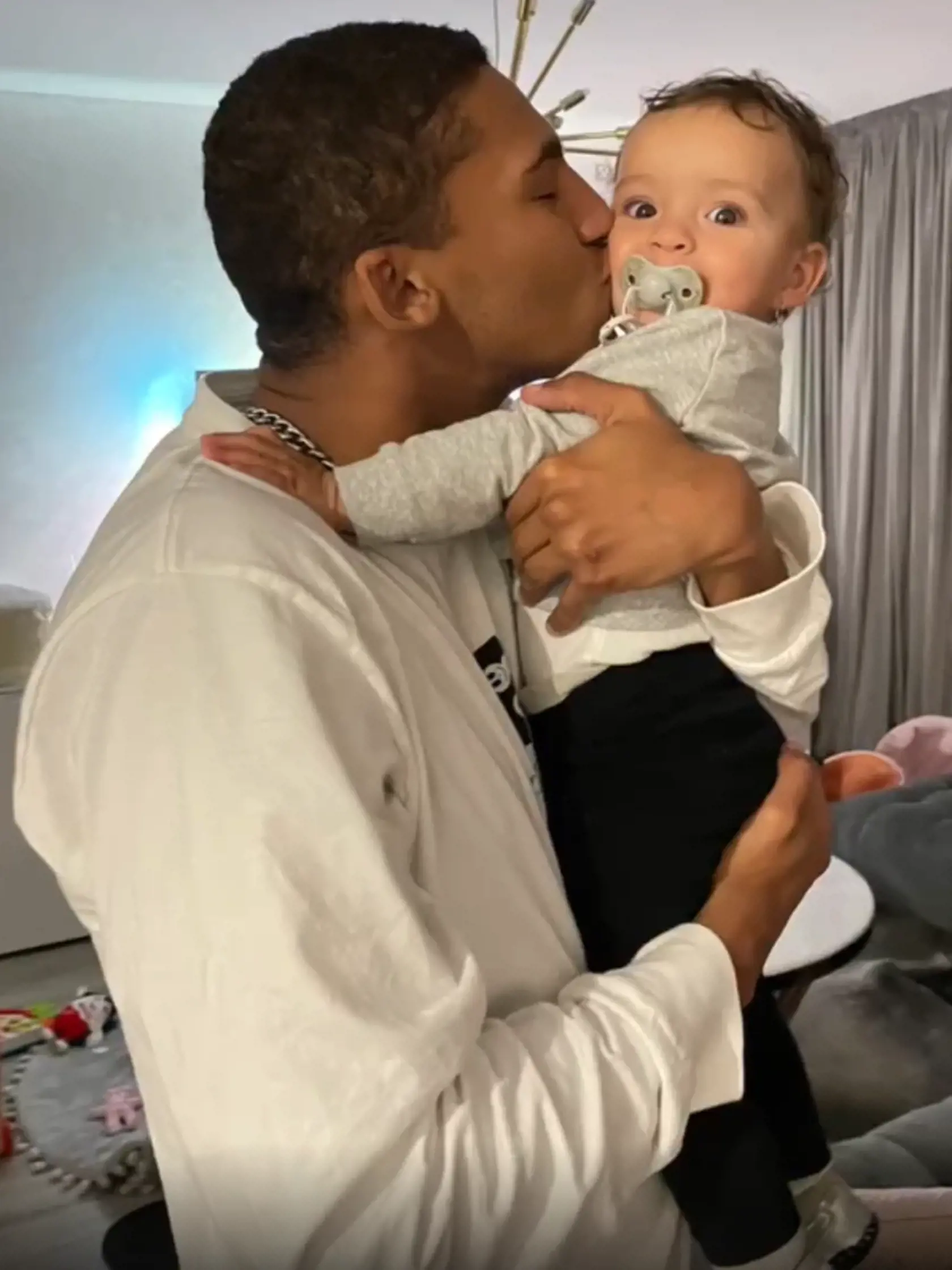 Zábery z videa k prvým narodeninám: Kolárovský s dcérou v dome sestier Nízlových v Tlmačoch.