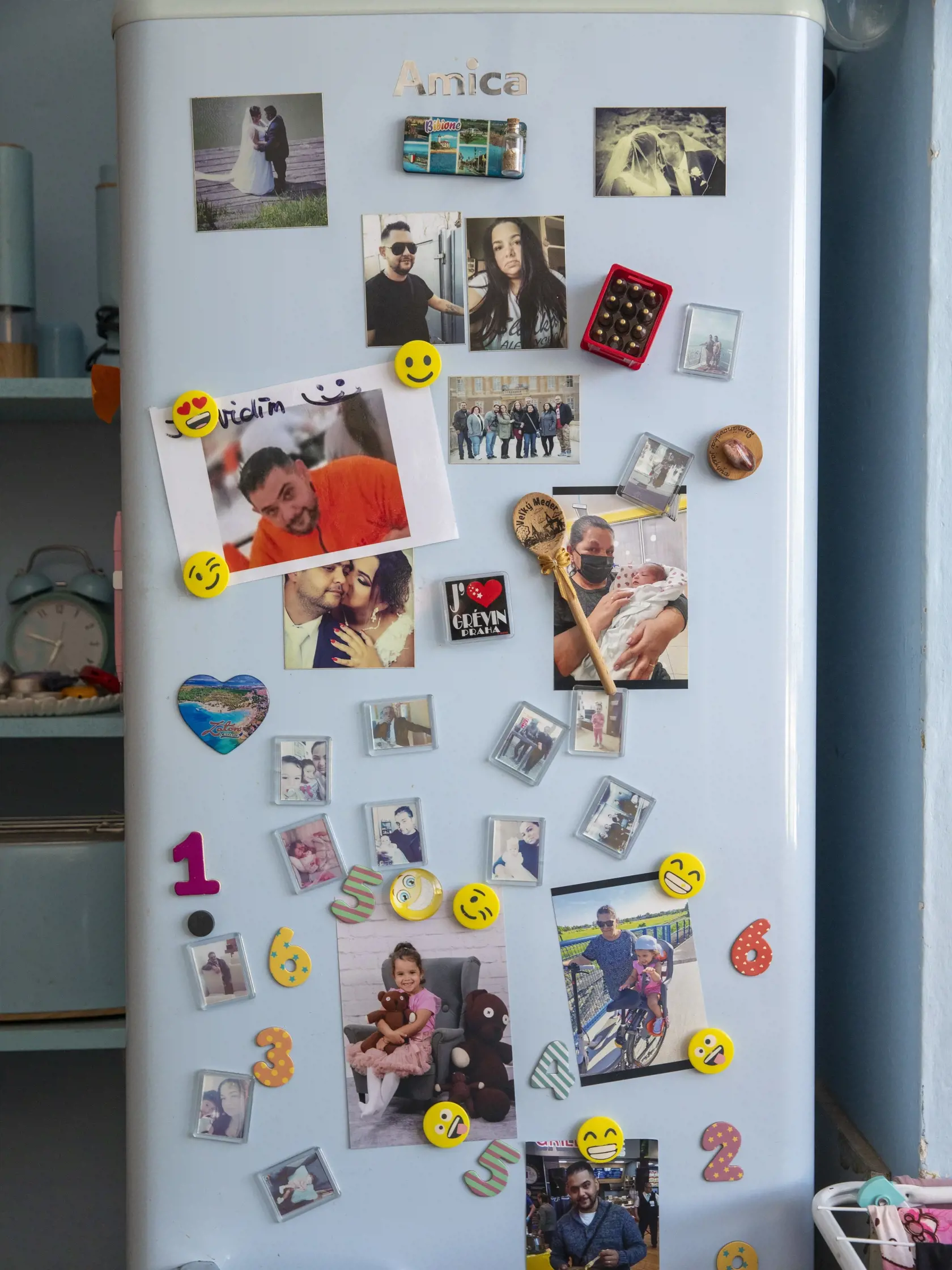 V celom byte majú okolo seba spoločné rodinné fotky. Malá Emma s nimi žije.