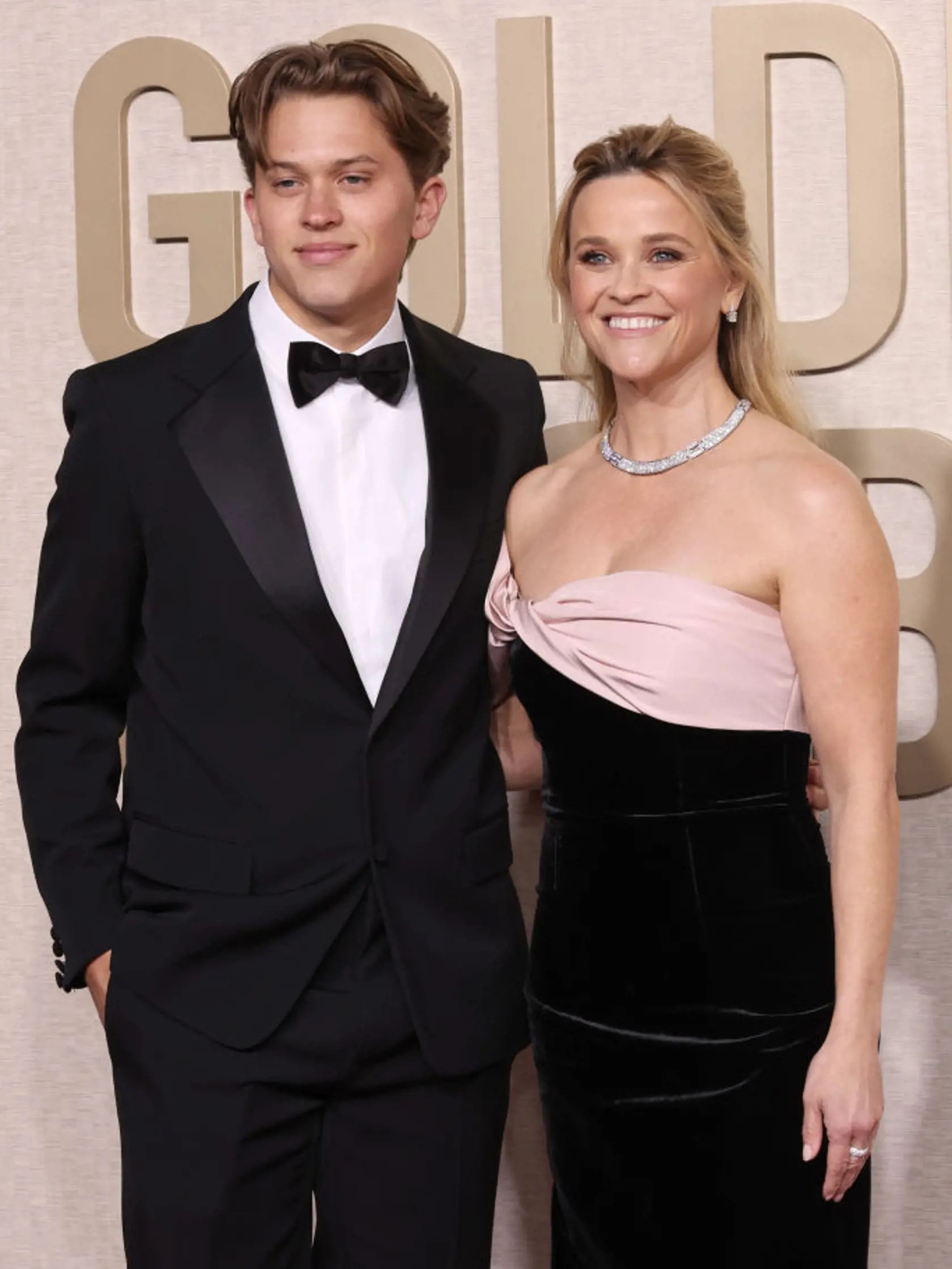 Reese Witherspoon so synom na Zlatých glóbusoch