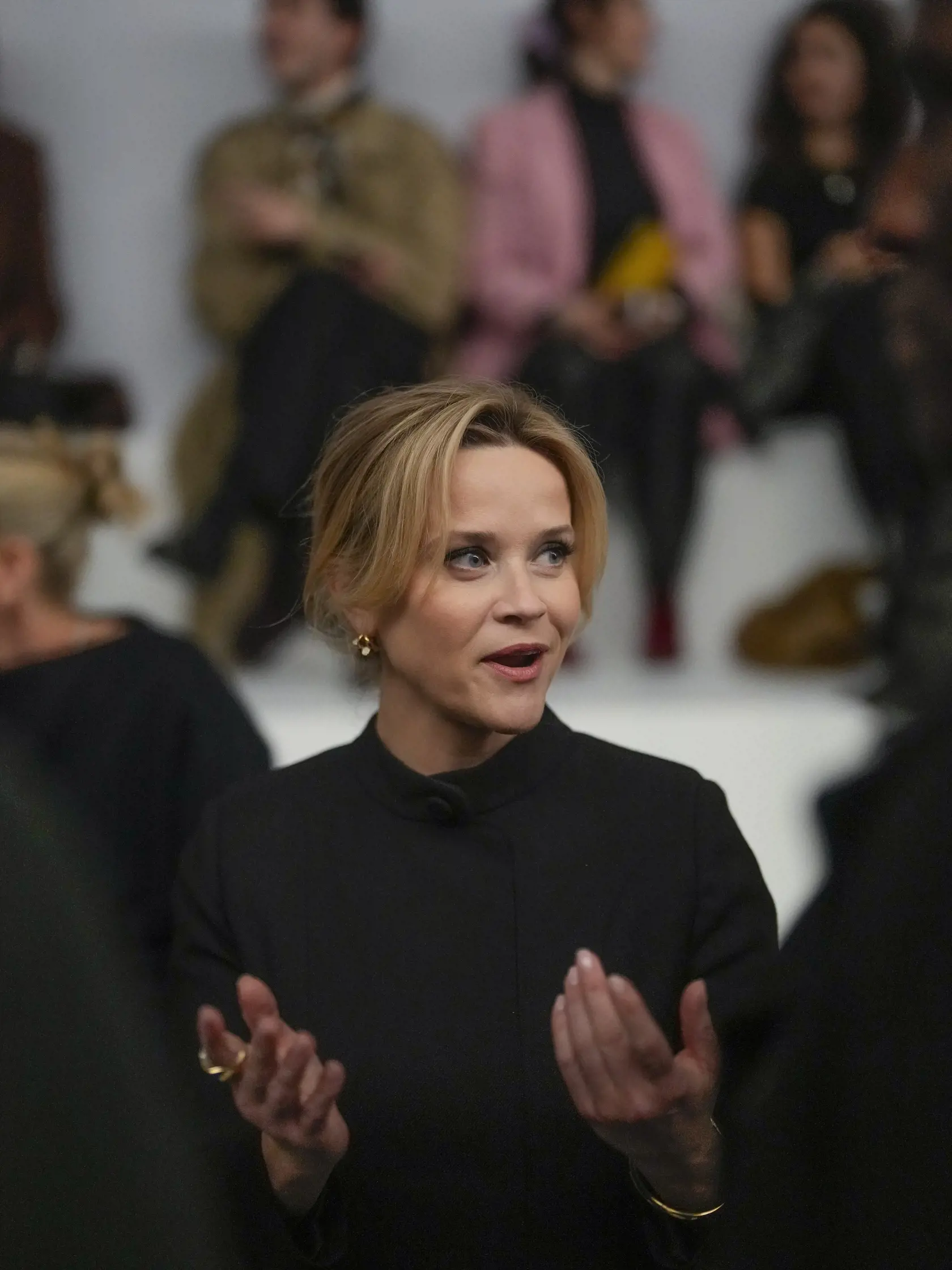 EBE 15 Paríž - Na snímke americká herečka Reese Witherspoonová prichádza na módnu prehliadku talianskej luxusnej značky Fendi pre sezónu jar -  leto 2024 v Paríži 25. januára 2024. FOTO TASR/AP

Reese Witherspoon arrives for the Fendi Haute Couture Spring-Summer 2024 collection presented in Paris, Thursday, Jan. 25, 2024. (AP Photo/Thibault Camus)