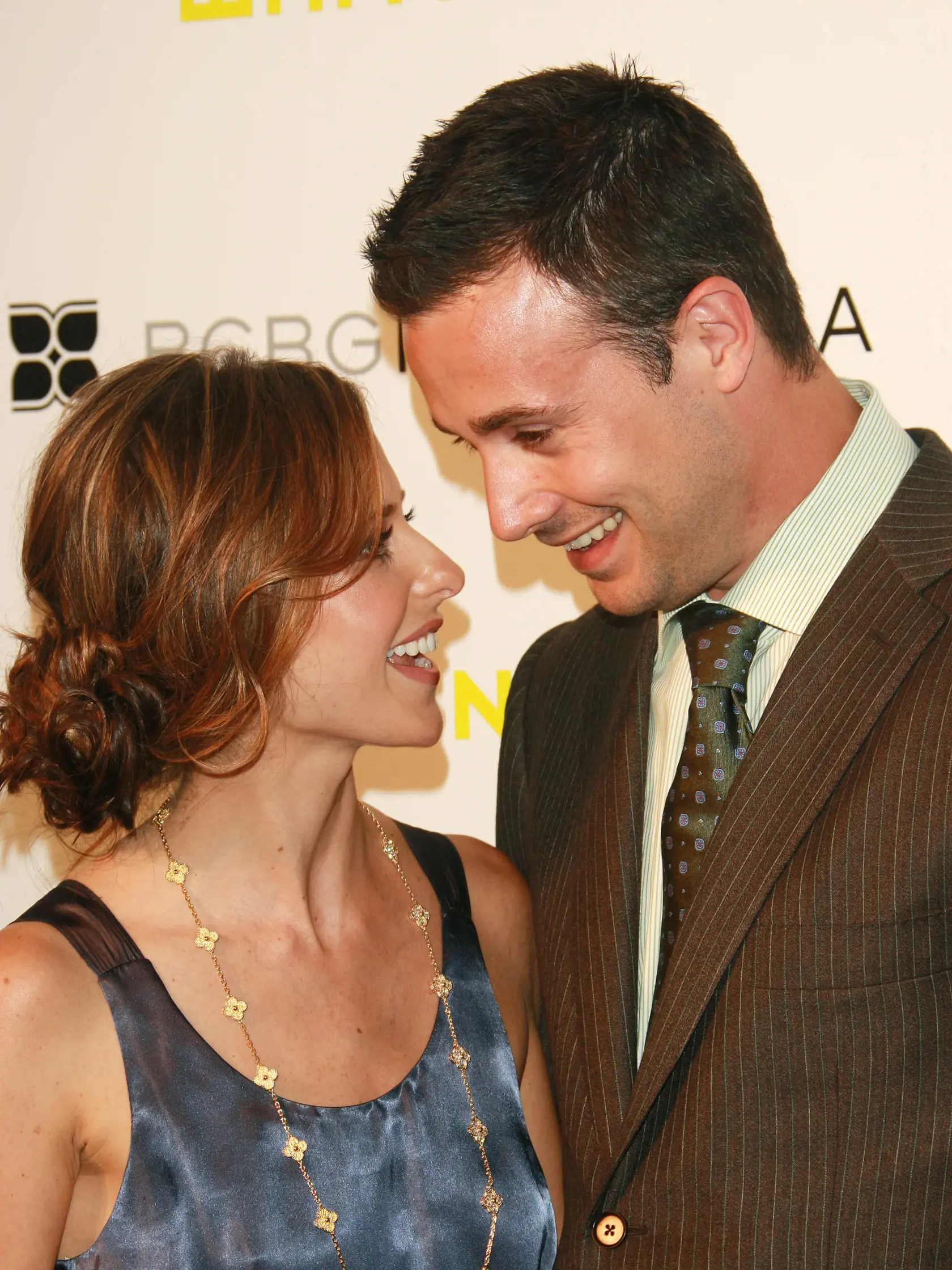 NEW YORK - JUNE 06:  Actress Sarah Michelle Gellar wearing VCA and Freddie Prinze Jr. attend the fifth Annual Art Party and auction celebrating the Whitney Museum of American Art held at Skylight Studio on June 6, 2007 in New York City.  (Photo by Evan Agostini/Getty Images)