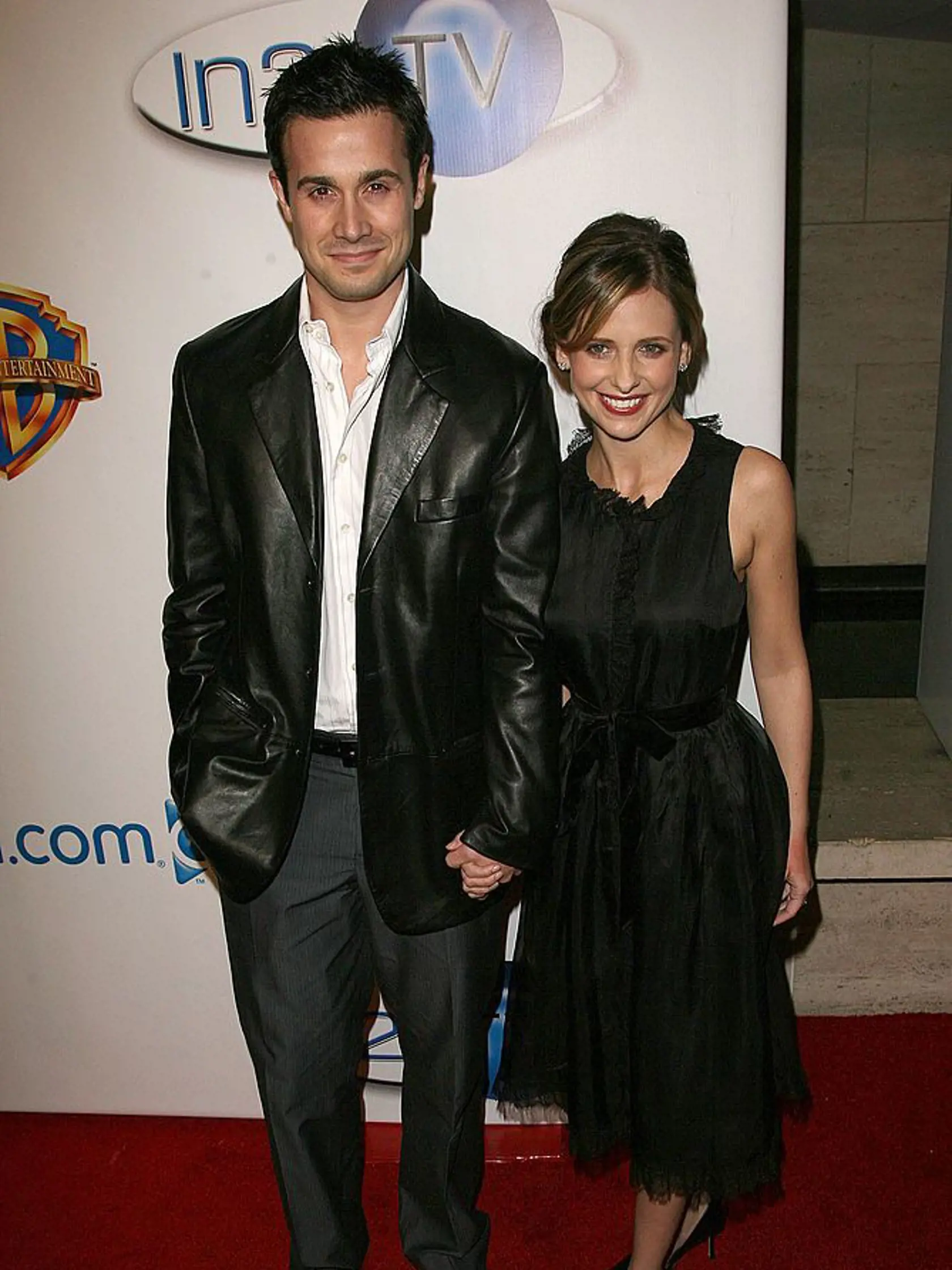 Freddie Prinze Jr a Sarah Michelle Gellar - Herecké hviezdy sa prvý krát stretli v roku 1997 pri filmovaní hororu Viem, čo ste robili minulé leto. V roku 2002 sa zobrali a majú spolu dve deti.