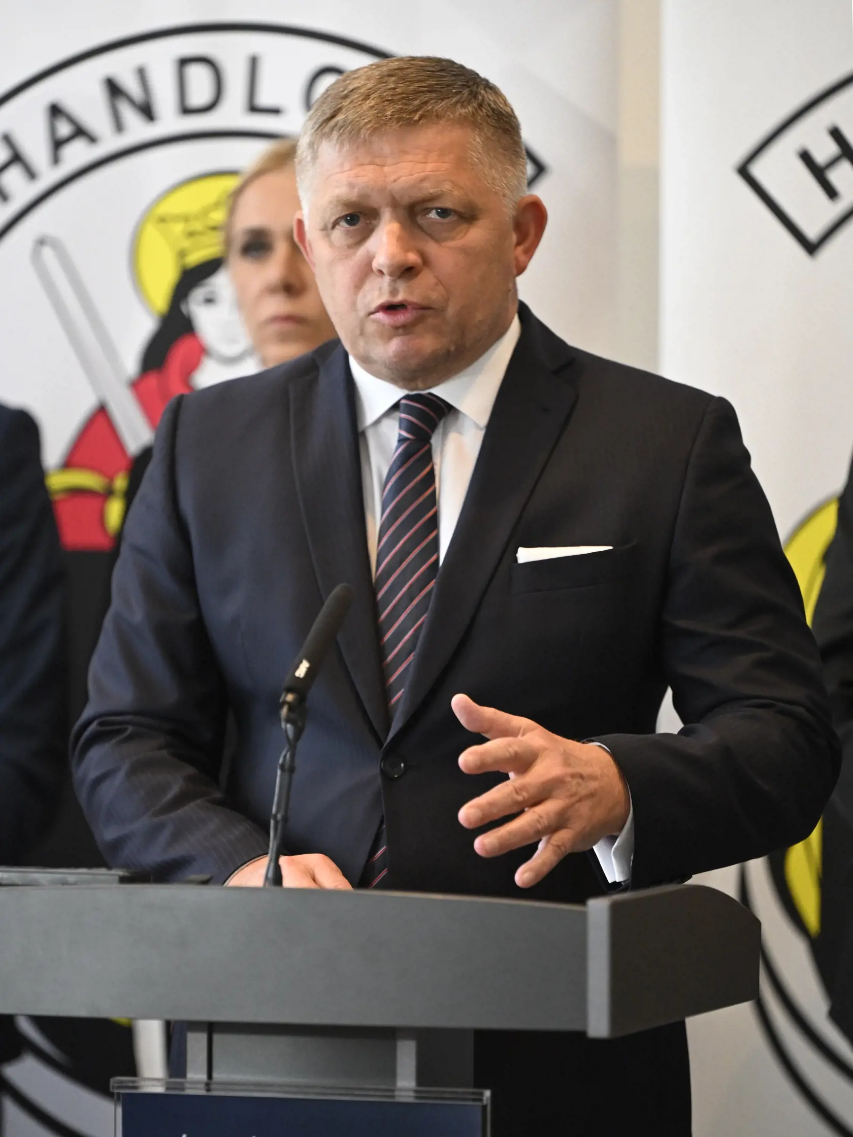 Na snímke predseda vlády SR Robert Fico (Smer-SD) gestikuluje počas tlačovej konferencie po výjazdovom rokovaní vlády v Handlovej v okrese Prievidza v stredu 15. mája 2024. FOTO TASR - Radovan Stoklasa