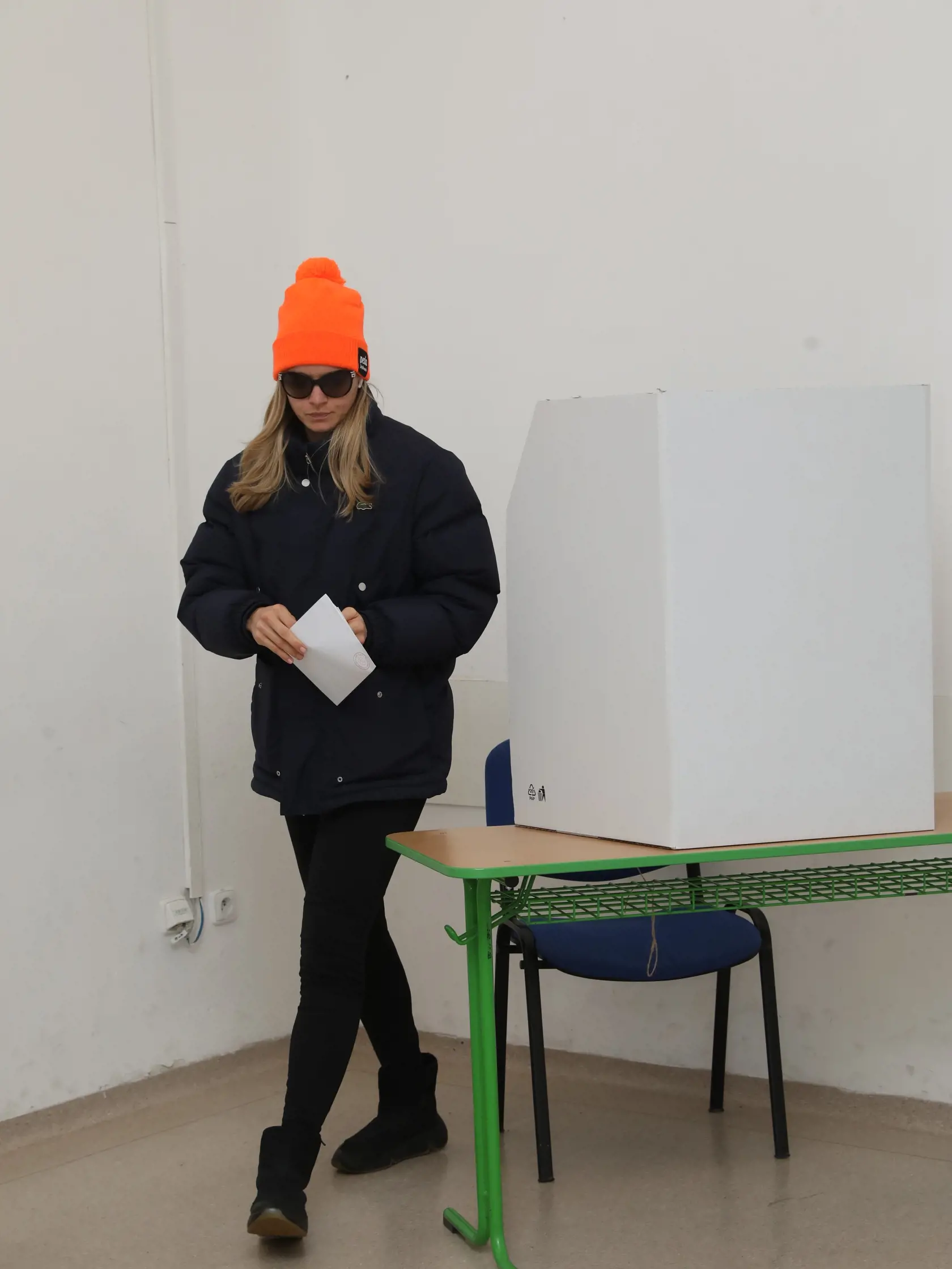 Poslankyňa Romana Tabák (Sme rodina) v hlasovacej miestnosti počas referenda. Maskovala sa slnečnými okuliarmi a čiapkou. 