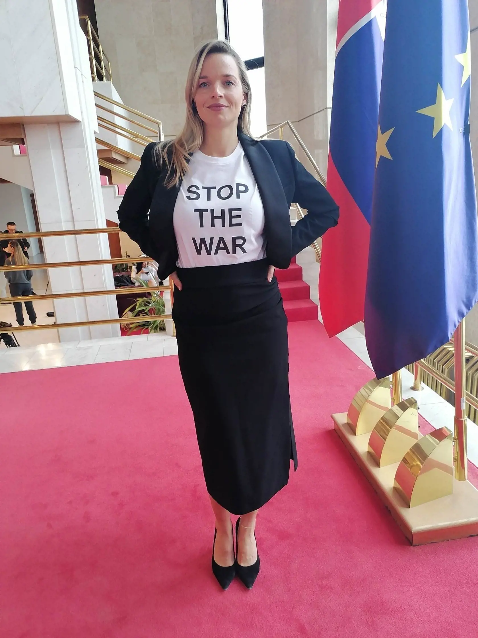 Romana Tabák prišla na rokovanie NRSR v tričku s nápisom "Stop the war".