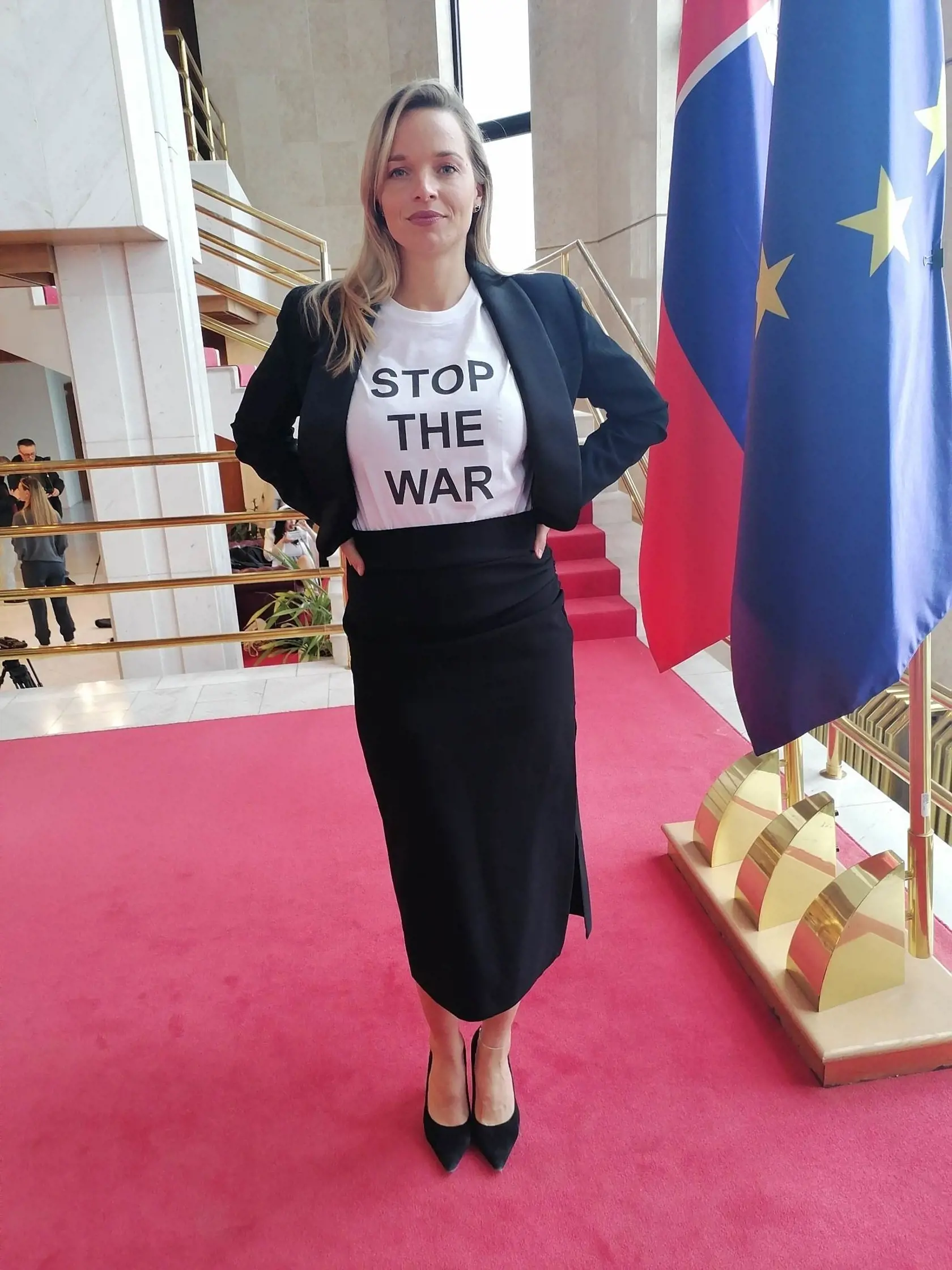 Romana Tabák prišla na rokovanie NRSR v tričku s nápisom "Stop the war".