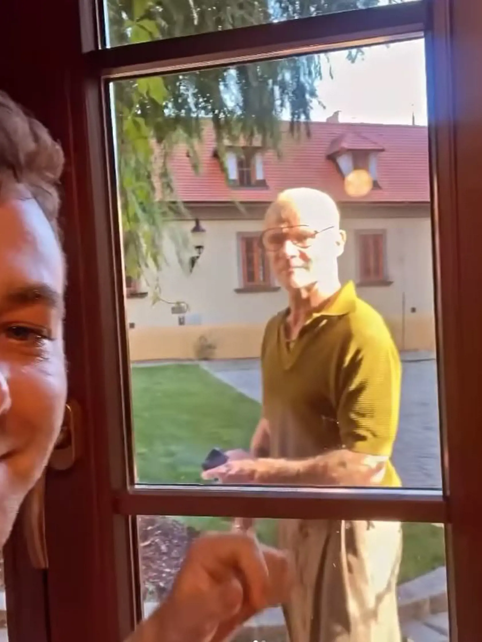Šéfkuchár Lukáš Hesko hostil členov kapely Red Hot Chili Peppers. Na fotke s bass gitaristom Fleom.