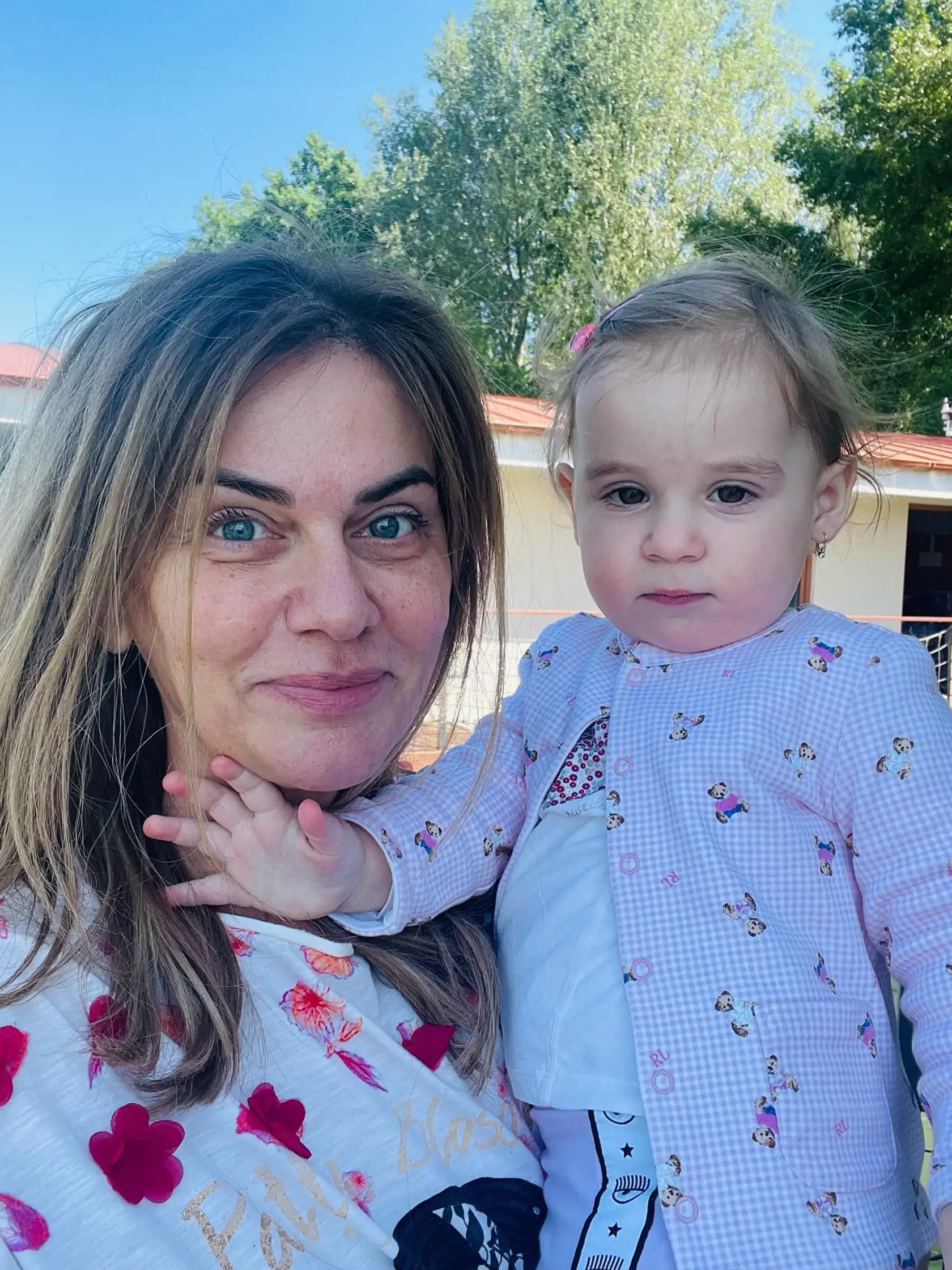 Europoslankyňa Monika Beňová (Smer-SD) si vždy užíva chvíle s rodinou a s malou dcérkou. " Lea dostala od krstných motorku, tak to pomaly skúšame, zatiaľ len vnútri pre istotu. Užite si dnes pekné počasie," odkázala sledovateľom.