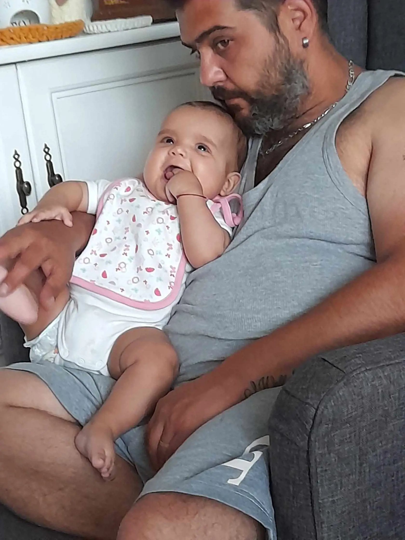 Adam s Helenou boli spolu 14 rokov. Pred tromi rokmi do ich života vstúpila 3-ročná dcérka Emma Zara, ktorá už bude vyrastať bez svojho tatina.