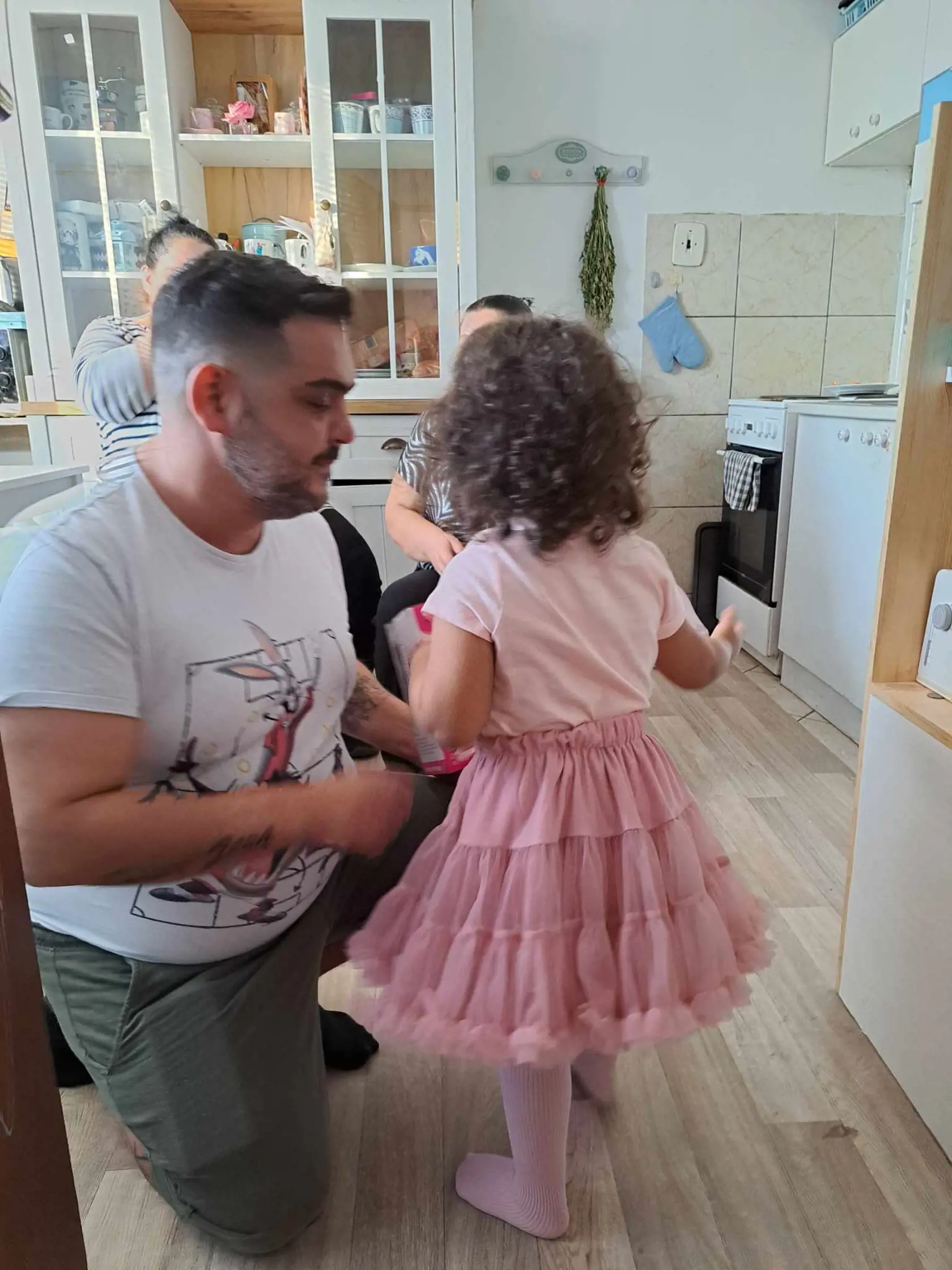 Adam s Helenou boli spolu 14 rokov. Pred tromi rokmi do ich života vstúpila 3-ročná dcérka Emma Zara, ktorá už bude vyrastať bez svojho tatina.