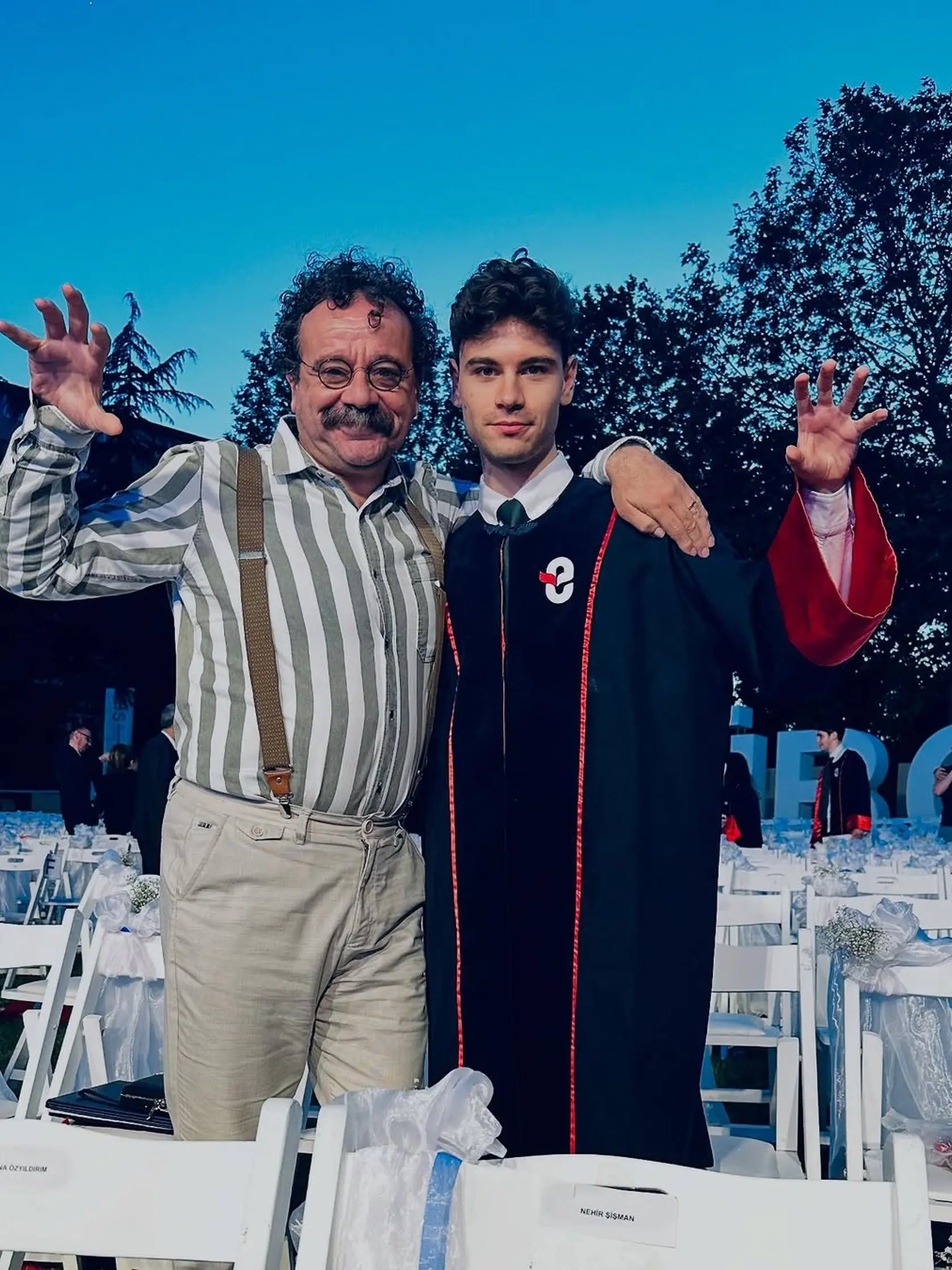So synom, rodičovstvo v realite si skutočne užíva. Seriálovému otcovi je na mále vzdialený.
