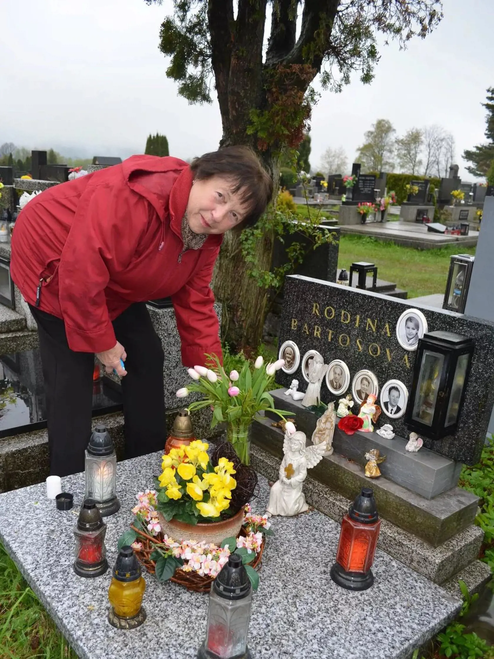 Iveta ma fiktívny hrob aj vo Frenštáte, na zábere mama Svatava