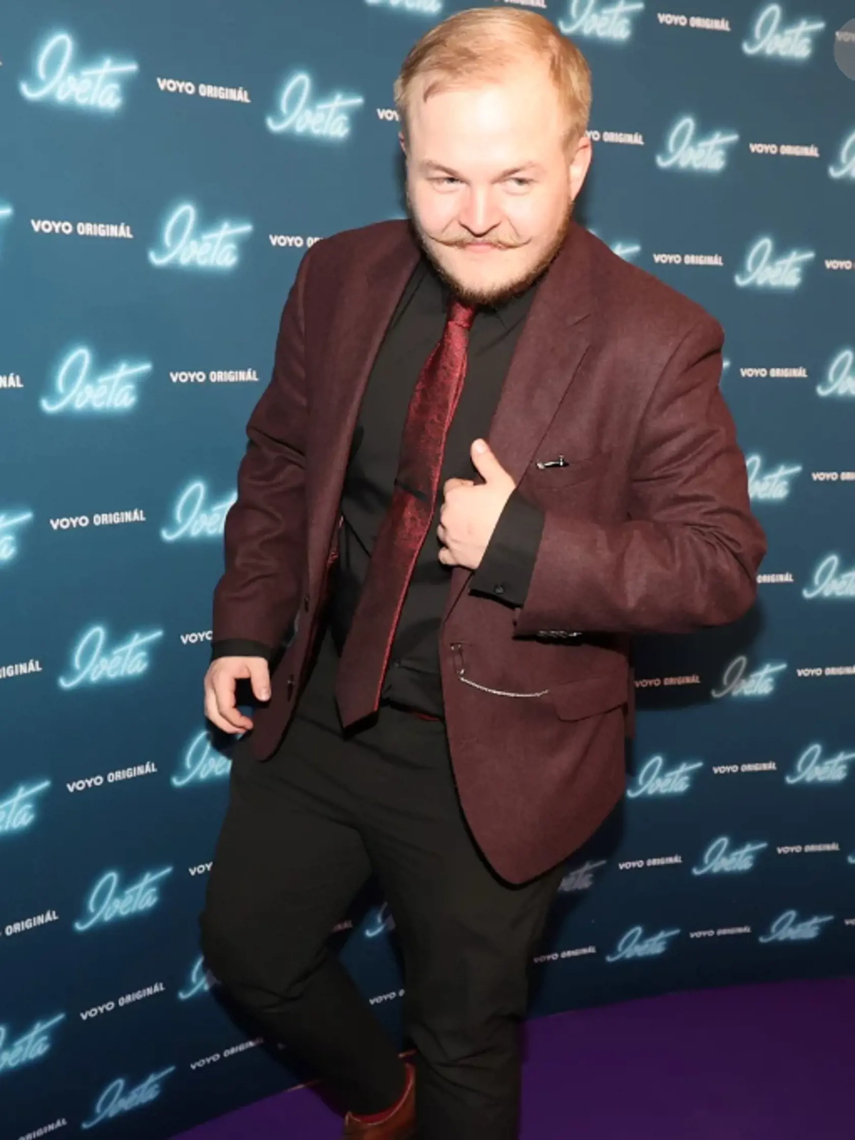 Slávnostná premiéra minisérie Iveta v pražskej Lucerne. Prišiel aj Artur Štaidl, ktorý predviedol hipsterský knírek.