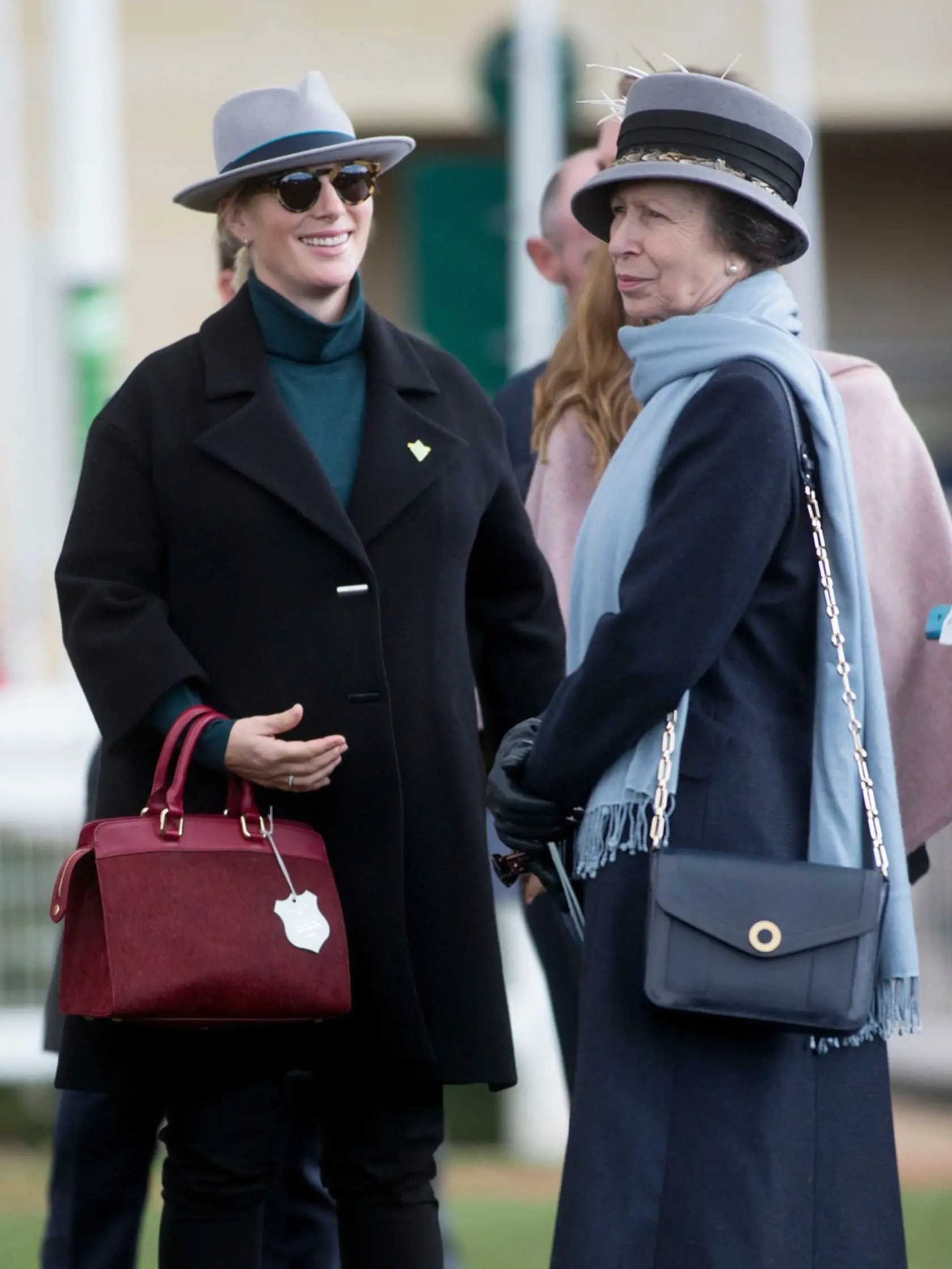 Zara Tindall s matkou, princeznou Annou na jazdeckých pretekoch 13. marca 2018.