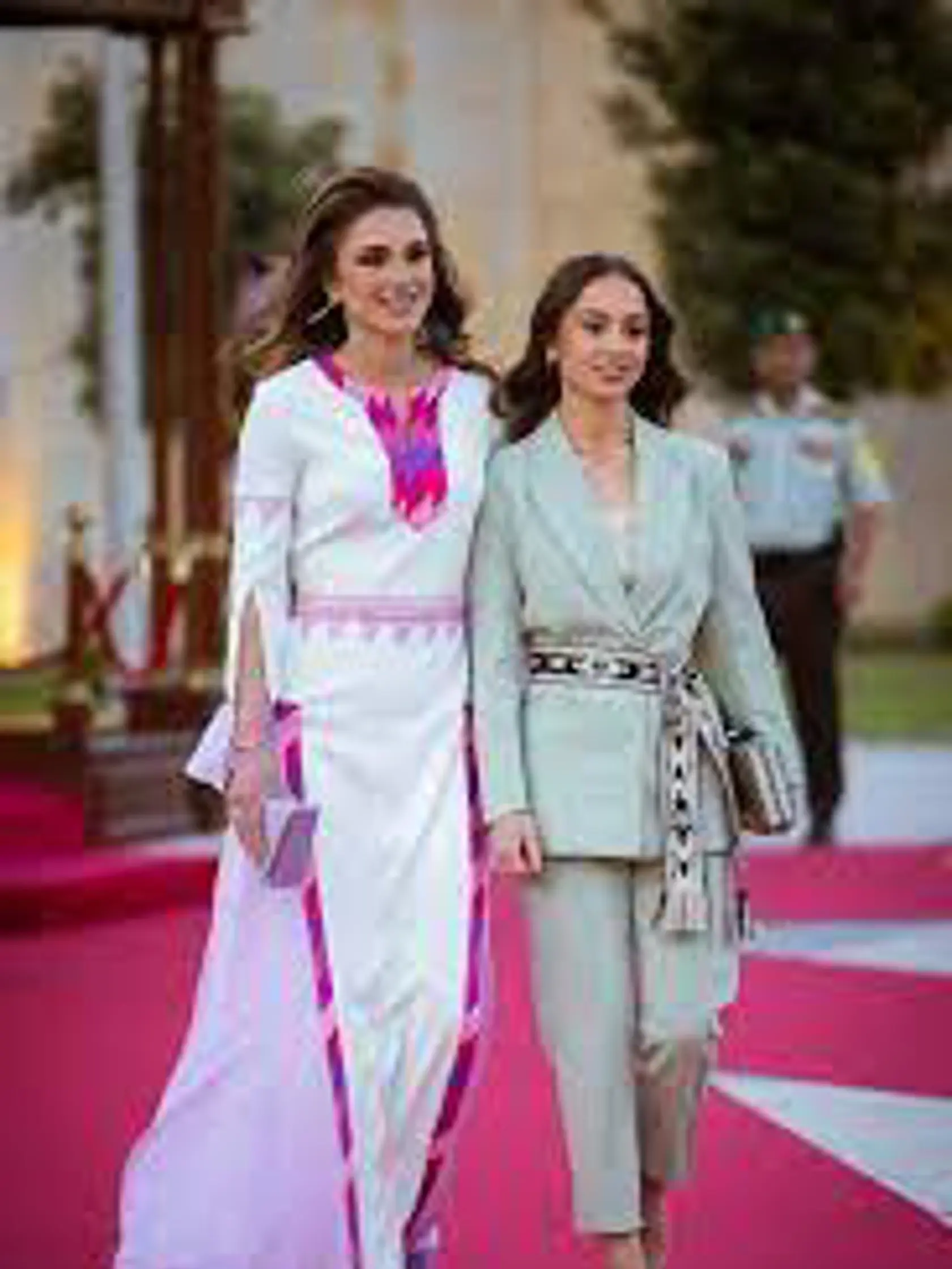 Princezná Iman je známa svojou bezchybnou eleganciou a vkusom vo svete módy. So svojou mamou, kráľovnou Ranijou patria k ozdobám arabského sveta.