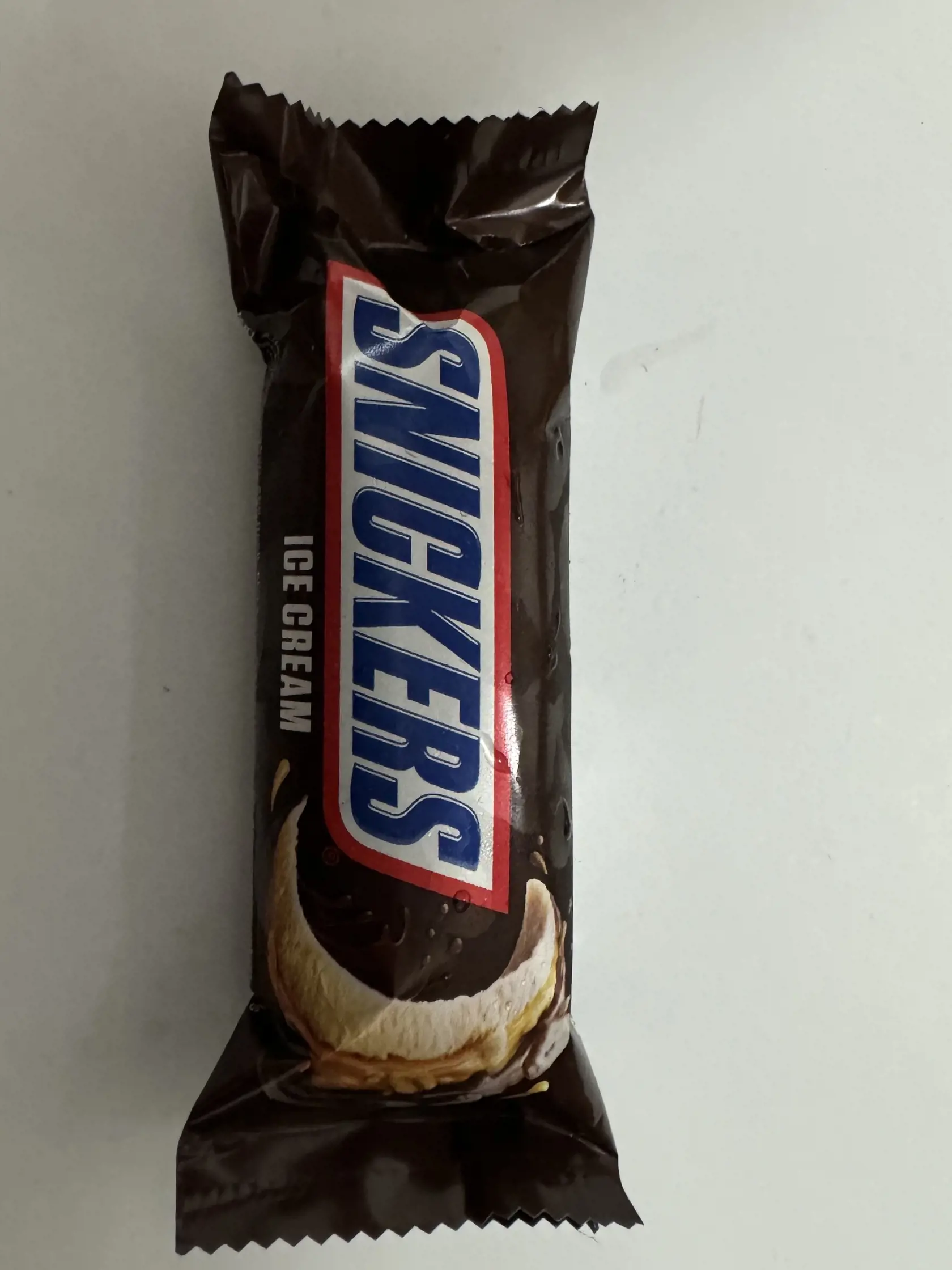 5. Snickers 1,16 € = Podobne ako nanuky č. 3 a 4 aj tento nanuk je zmesou mlieka, tuku, cukru, kakaovej hmoty a rôznych éčok, zdravotne nijako neprospeje.