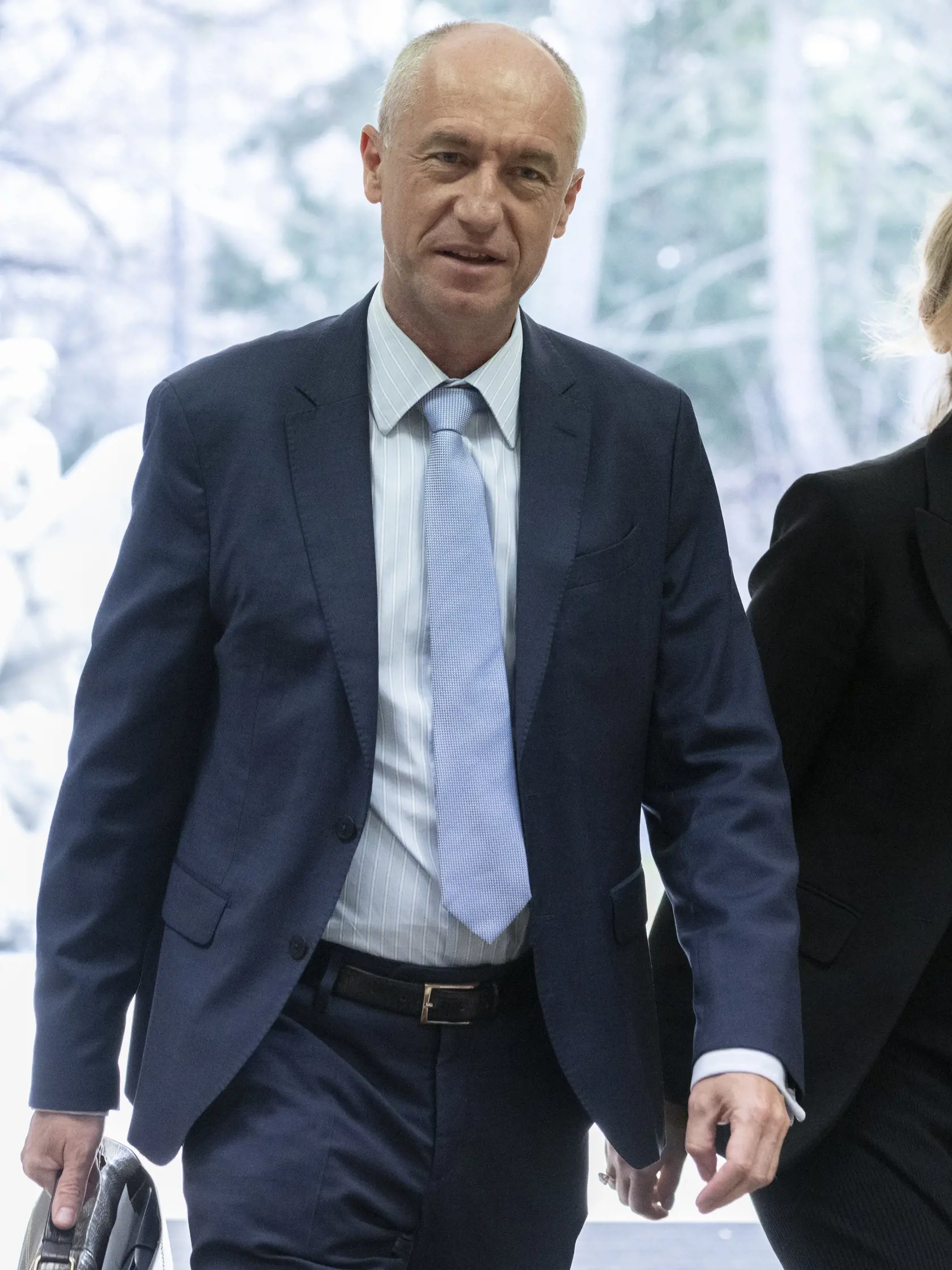 Na snímke dočasne poverený minister hospodárstva SR Karel Hirman prichádza na 136. schôdzu vlády SR 22. februára 2023 v Bratislave. FOTO TASR - Martin Baumann
