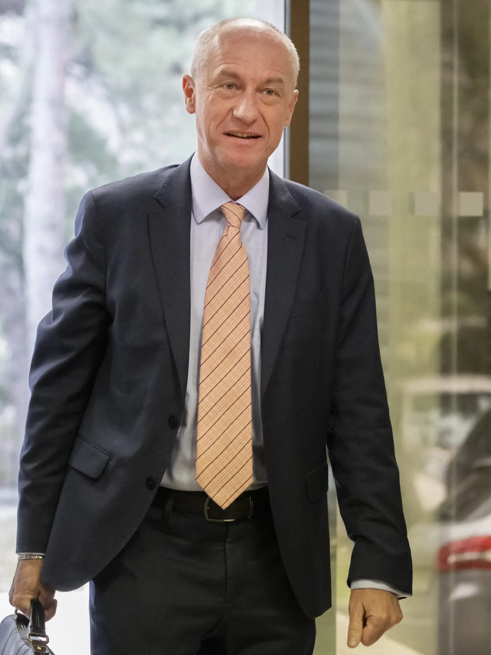 Na snímke minister hospodárstva SR Karel Hirman prichádza na 134. schôdzu vlády SR 8. februára 2023 v Bratislave. FOTO TASR - Martin Baumann