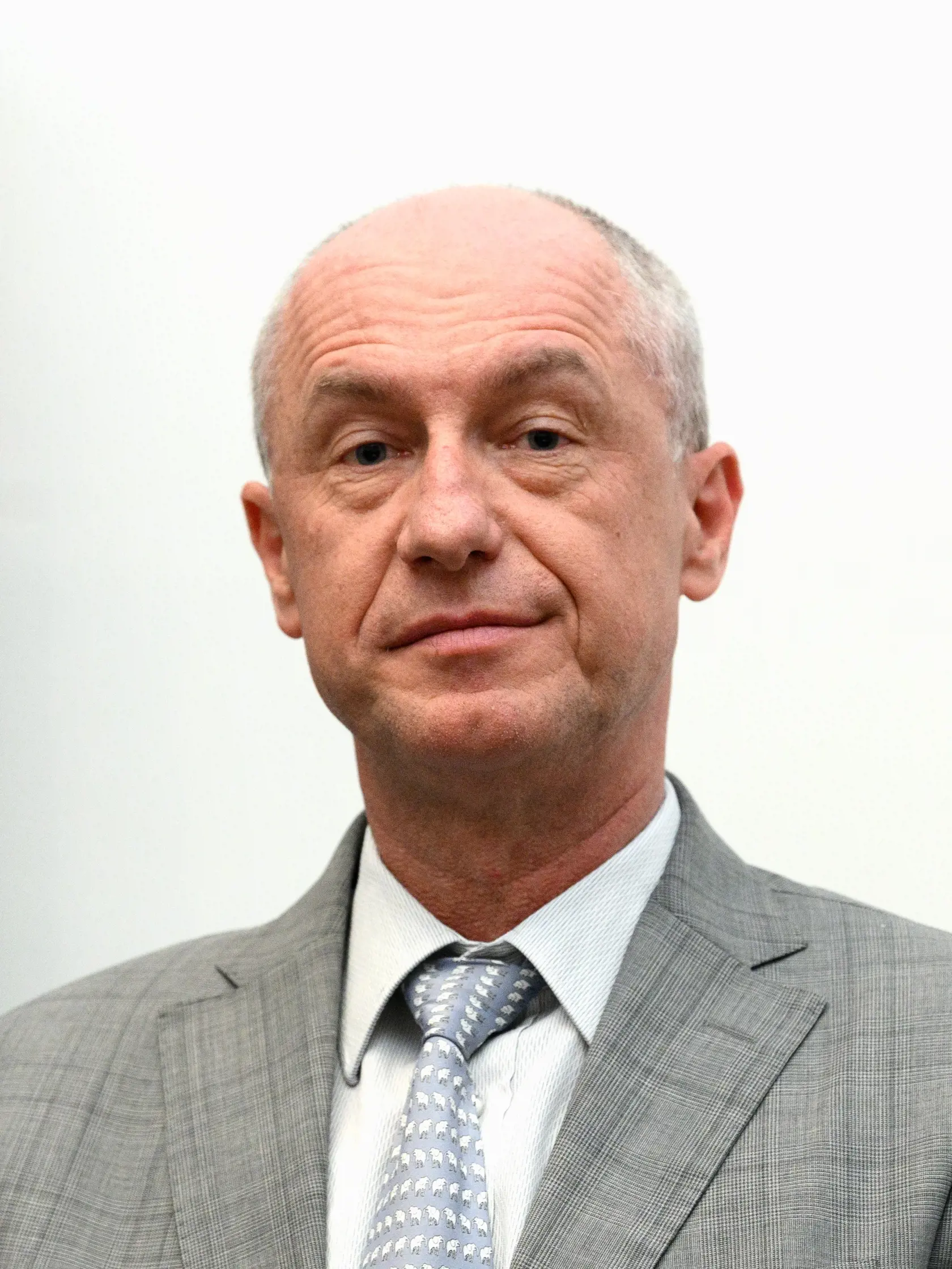 Na snímke dočasne poverený minister hospodárstva SR Karel Hirman počas tlačovej konferencie pri príležitosti zvýšenia výkonu 3. bloku elektrárne Mochovce na 55 percent v Mochovciach vo štvrtok 30. marca 2023. Slovenské elektrárne (SE) budú dodávať lacnejšiu elektrinu pre domácnosti až do roku 2027. Vláda sa dohodla so SE na predĺžení memoranda o ďalšie tri roky. Na štvrtkovej tlačovej konferencii o tom informoval generálny riaditeľ SE Branislav Strýček. FOTO TASR – Henrich Mišovič
