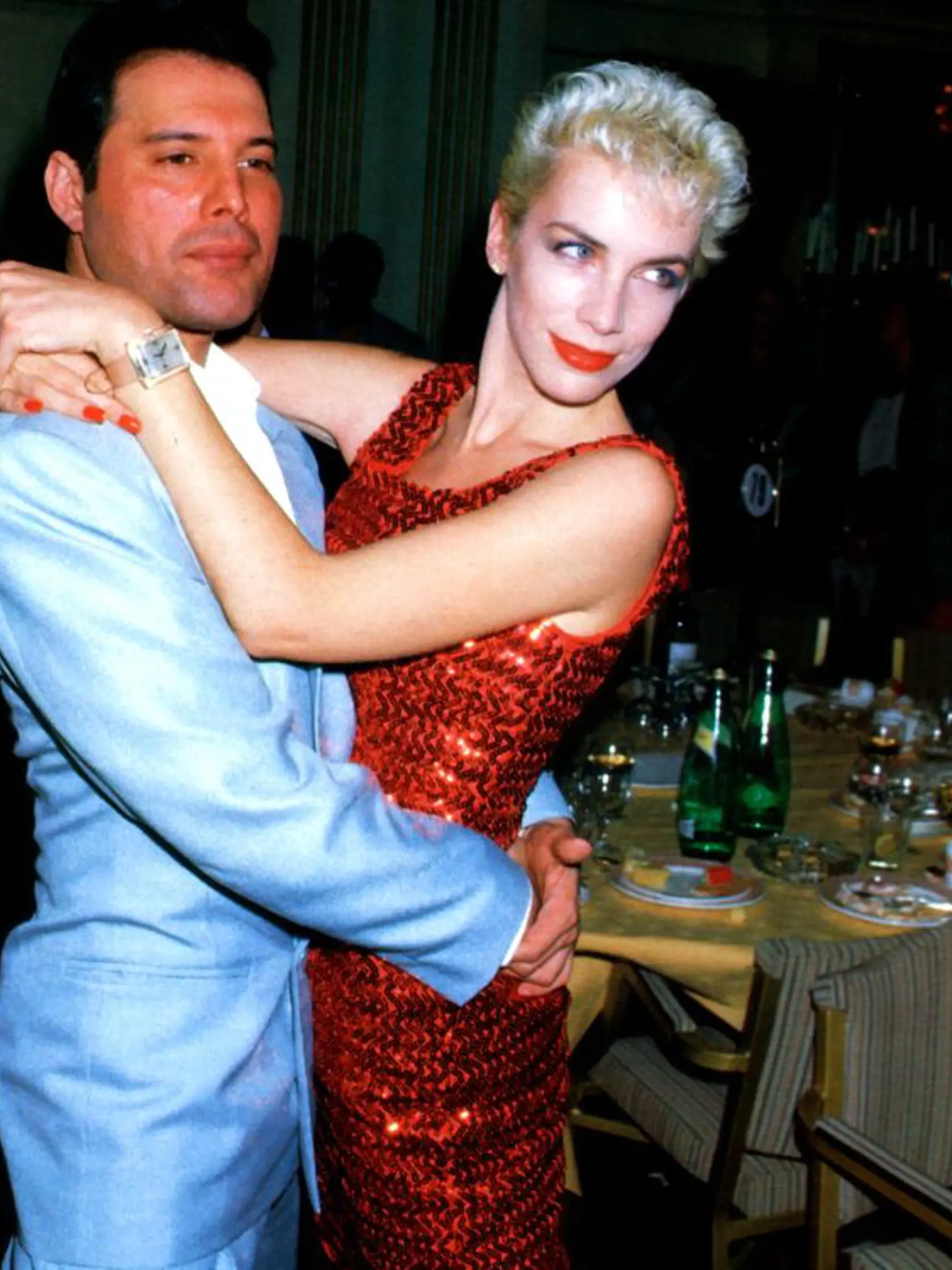 Spevák Queen Freddie Mercury a speváčka Annie Lennox.