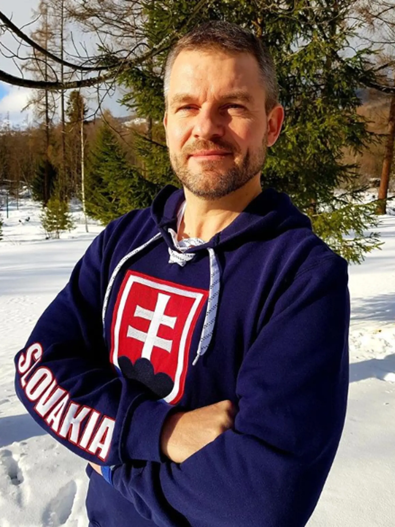 Neformálne oblečený poslanec Peter Pellegrini
