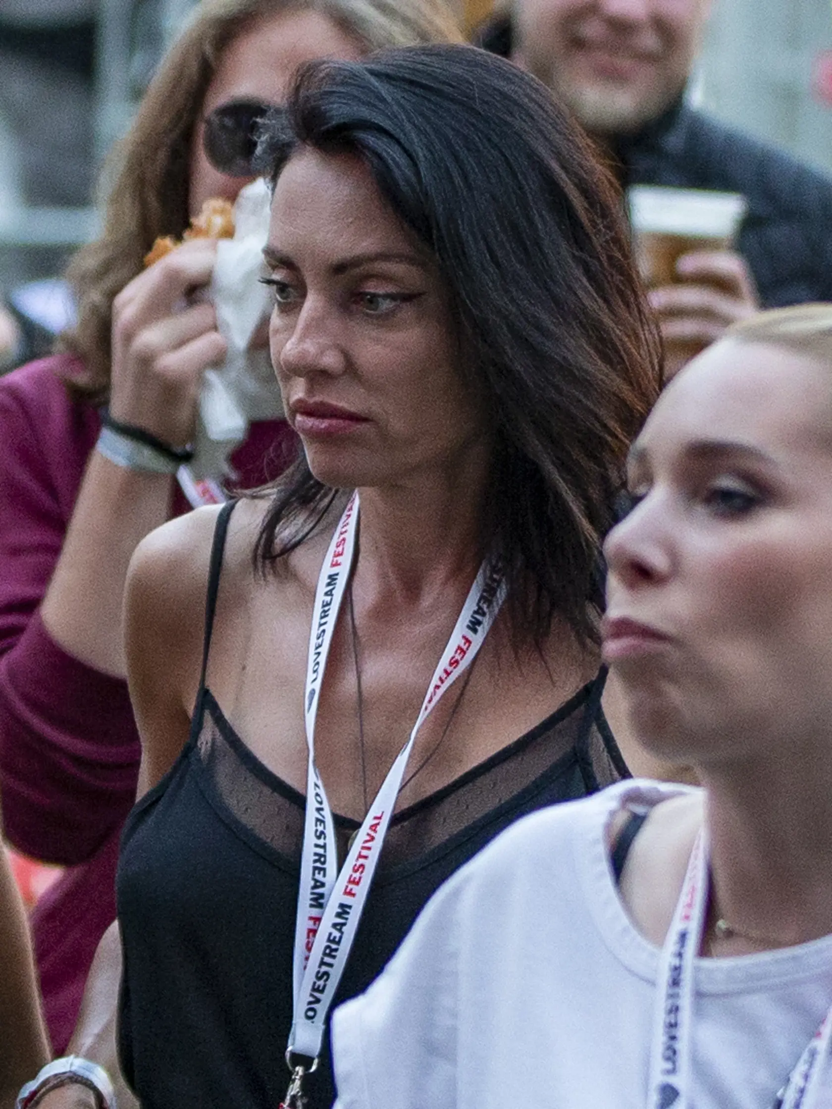 V takomto outfite si Šebestová užívala festival. Bývalá misska nechala podprsenku doma.