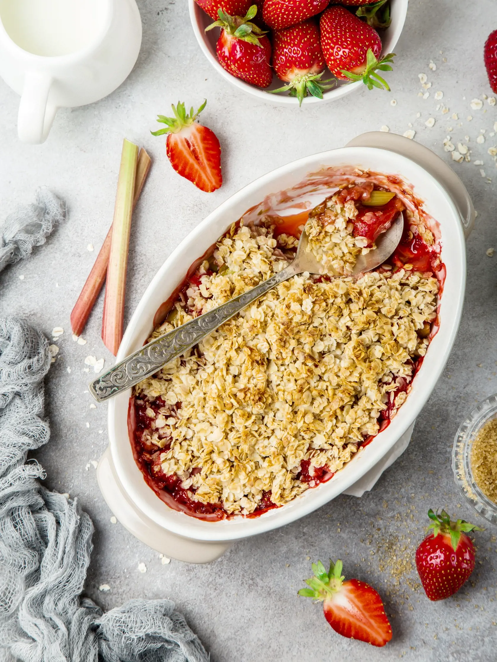 Rebarborovo-jahodové crumble