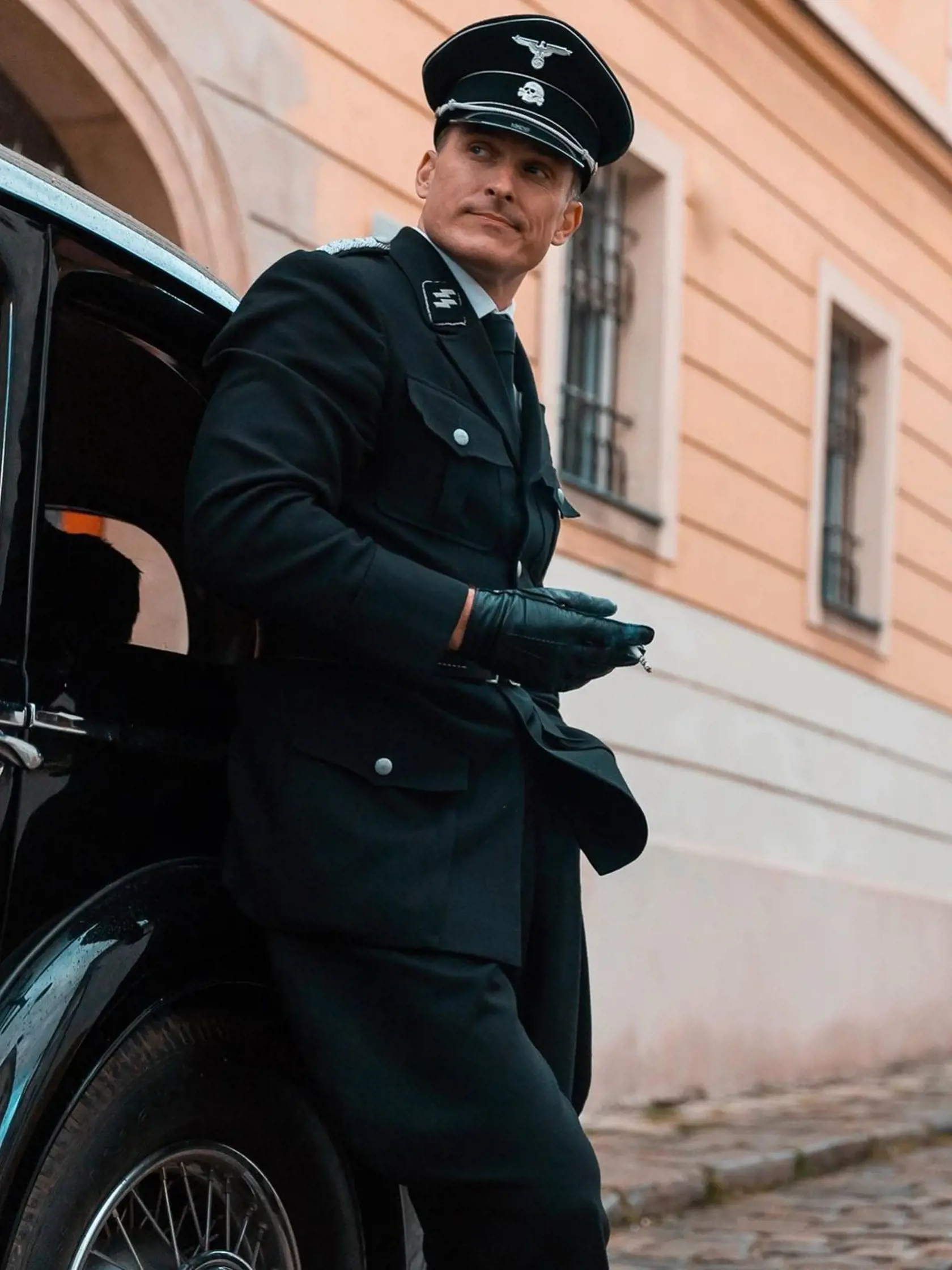 Janko ako nacistický veliteľ Walter.