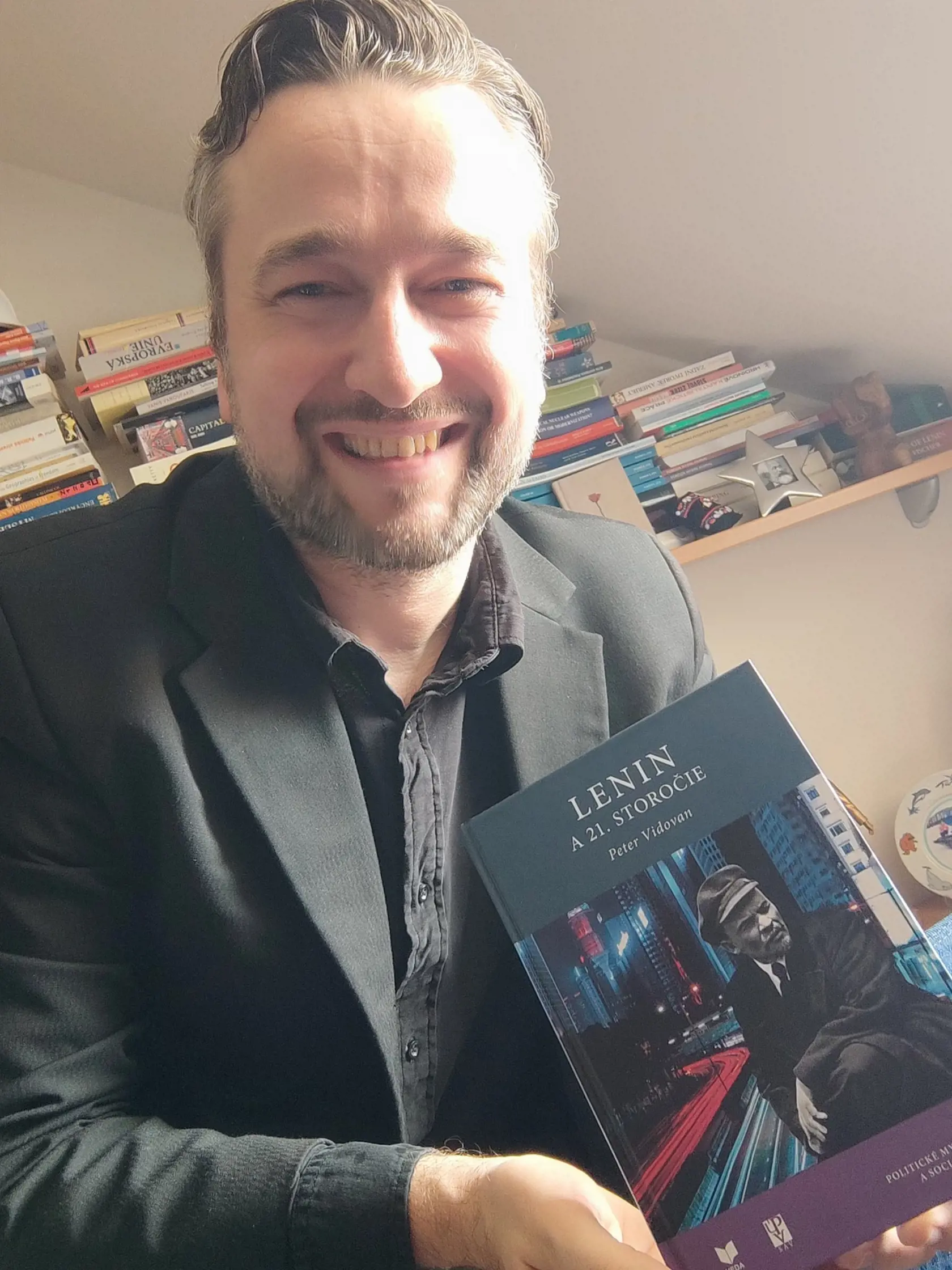 Vydavateľstvo Slovenskej akadémie vied (SAV) stiahlo z predaja knihu o Leninovi. Dôvodom vraj malo byť to, že autorom publikácie je známy politik opozičnej strany Smer-SD Ľuboš Blaha (42). Ten sa ak autorstvo zatiaľ nepriznal.