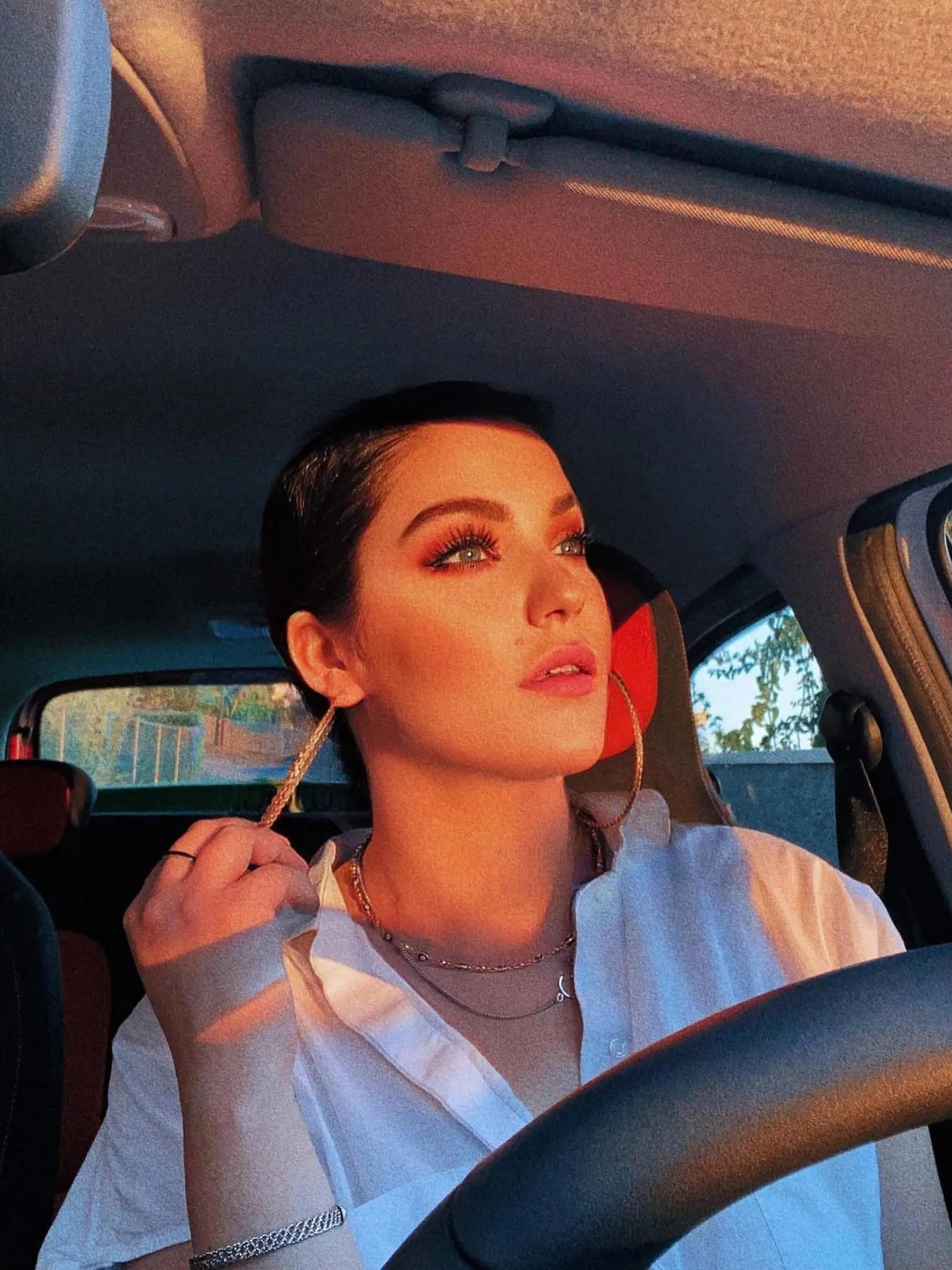 Celeste Buckingham zverejnila na Instagrame novú fotku a všetkých šokovala. Vyzerá to tak, že speváčka radikálne zmenila účes a svoje krásne vlasy ostrihala na ježka. Celeste však neskôr k snímke napísala, že nie je ostrihaná, ale má len mokré vlasy učesané do copu. Môžeme však povedať, že by jej krátke vlasy veľmi pristali!