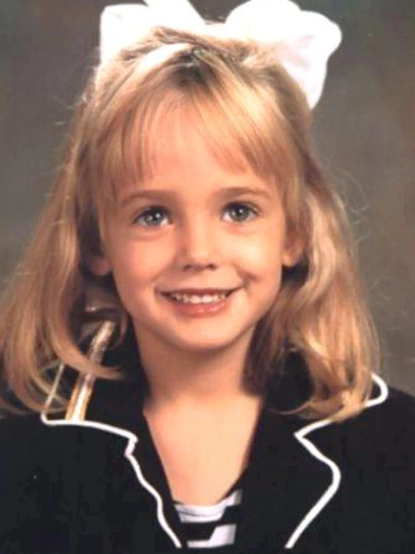 JonBenéte Ramsey brutálne zavraždili, keď mala iba 6 rokov.  Jej mŕtve telo bolo nájdené 26. decembra len pár hodín po nahlásení nezvestnosti.