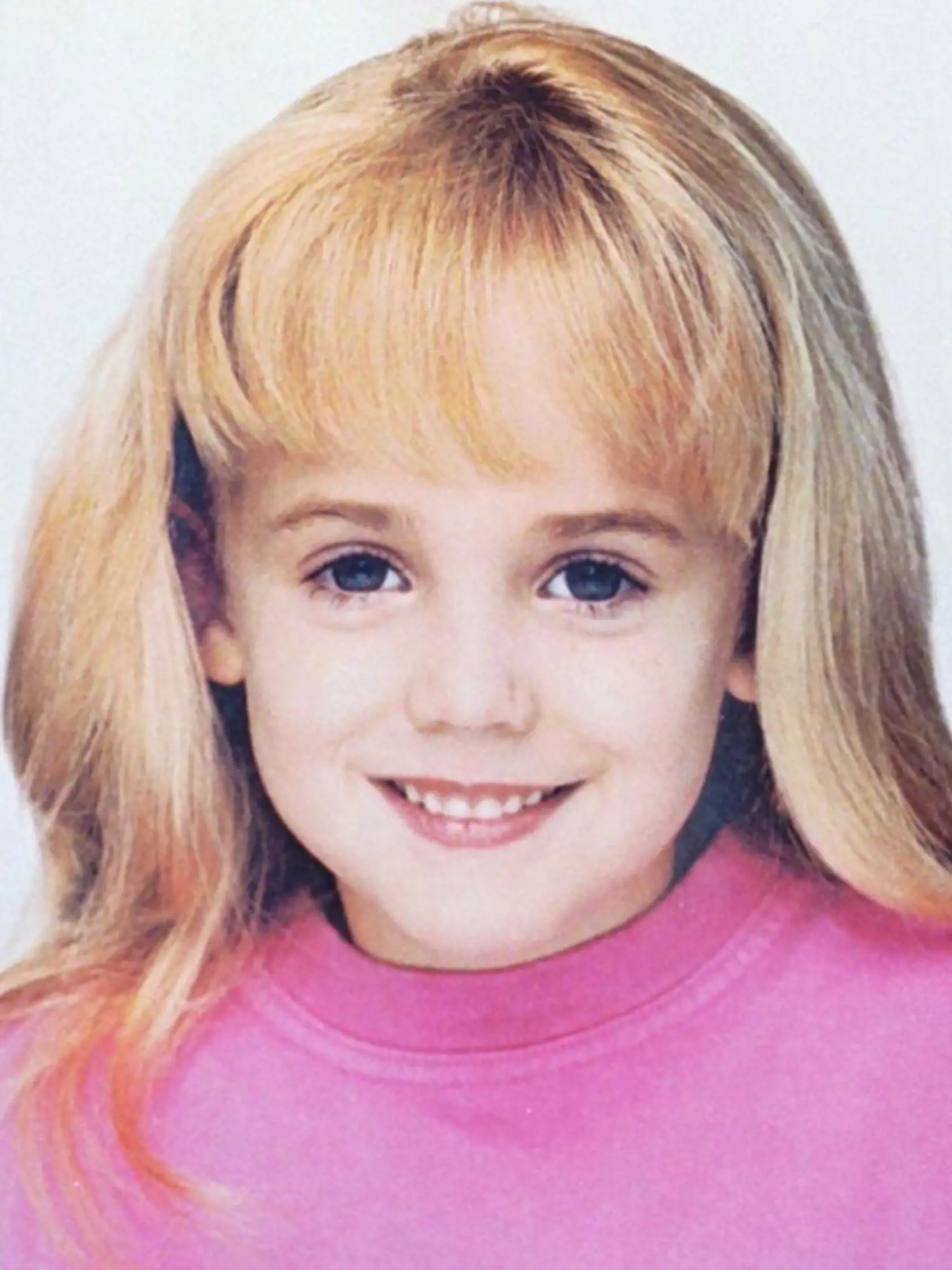 JonBenéte Ramsey brutálne zavraždili, keď mala iba 6 rokov.  Jej mŕtve telo bolo nájdené 26. decembra len pár hodín po nahlásení nezvestnosti.