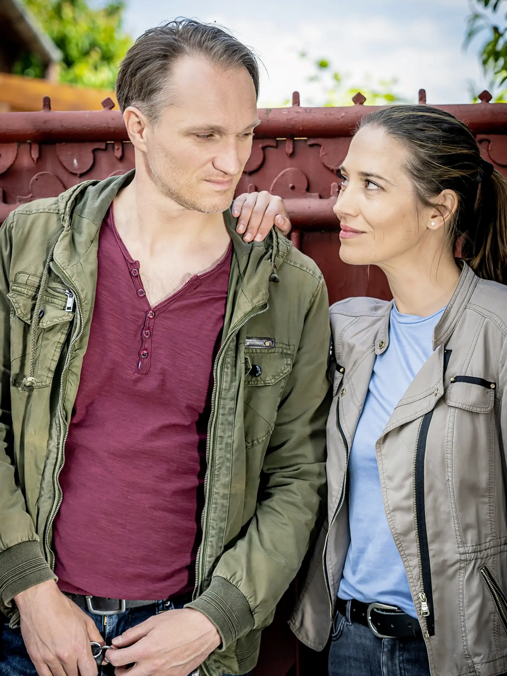 Vyšetrovateľov stvárňujú Marián Mitaš a Jana Kolesárová.