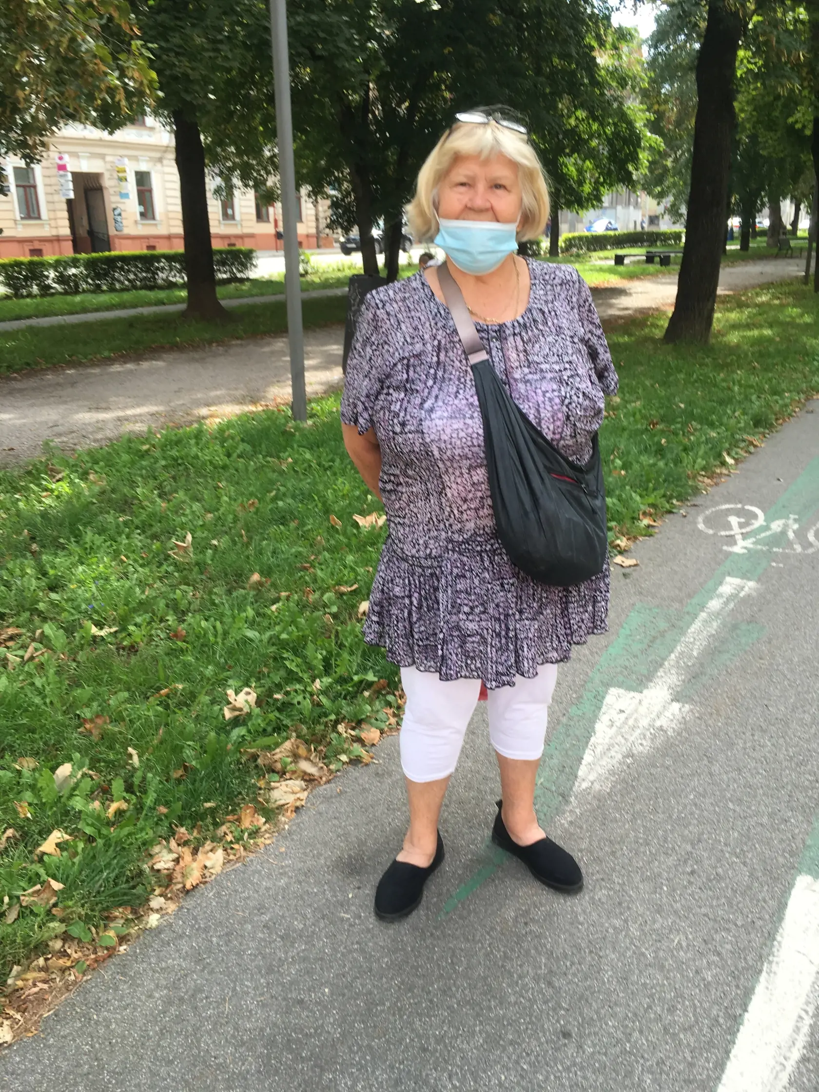 Mária (76), by bola najradšej, keby si Rómovia boli vyzametali a upratali sídlisko vlastnými silami, keďže  podľa nej investovania mestských peňazí na odvoz odpadkov, ktoré sa tam rokmi nahromadil už bolo dosť.