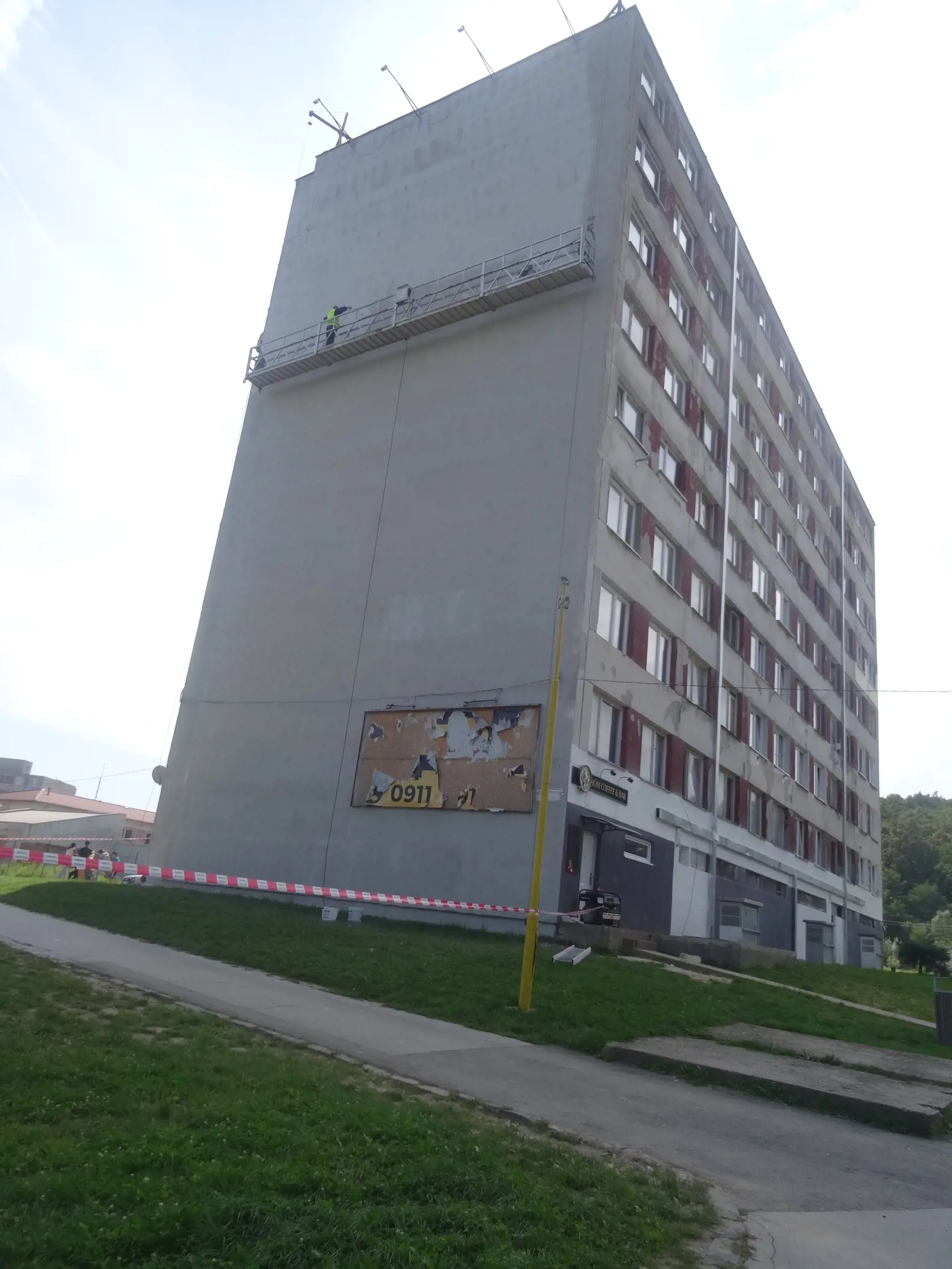 Blok pri vstupe na sídlisko v ktorom býva aj starosta prechádza opravou fasády.