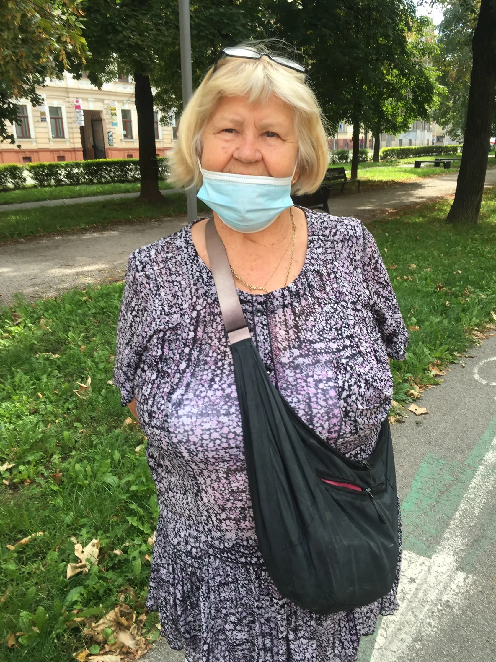 Mária (76), by bola najradšej, keby si Rómovia boli vyzametali a upratali sídlisko vlastnými silami, keďže  podľa nej investovania mestských peňazí na odvoz odpadkov, ktoré sa tam rokmi nahromadil už bolo dosť.