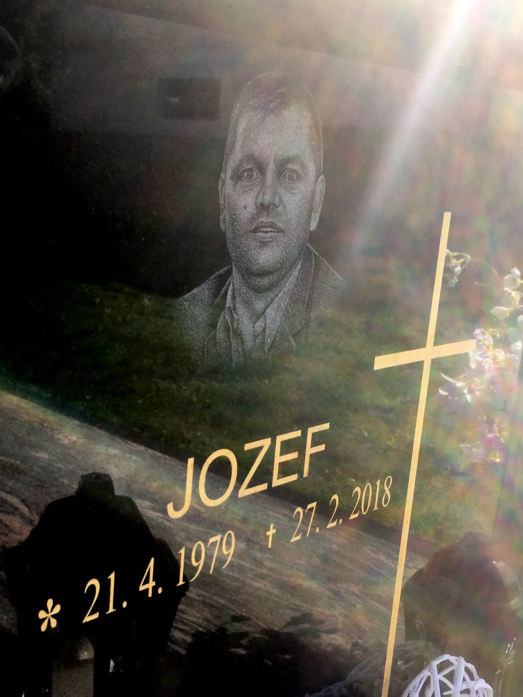 VEĽKÁ ROZLÚČKA Na Jozefov pohreb prišlo množstvo ľudí. Podľa domácich mal aj farár problém ubrániť sa silným emóciám.