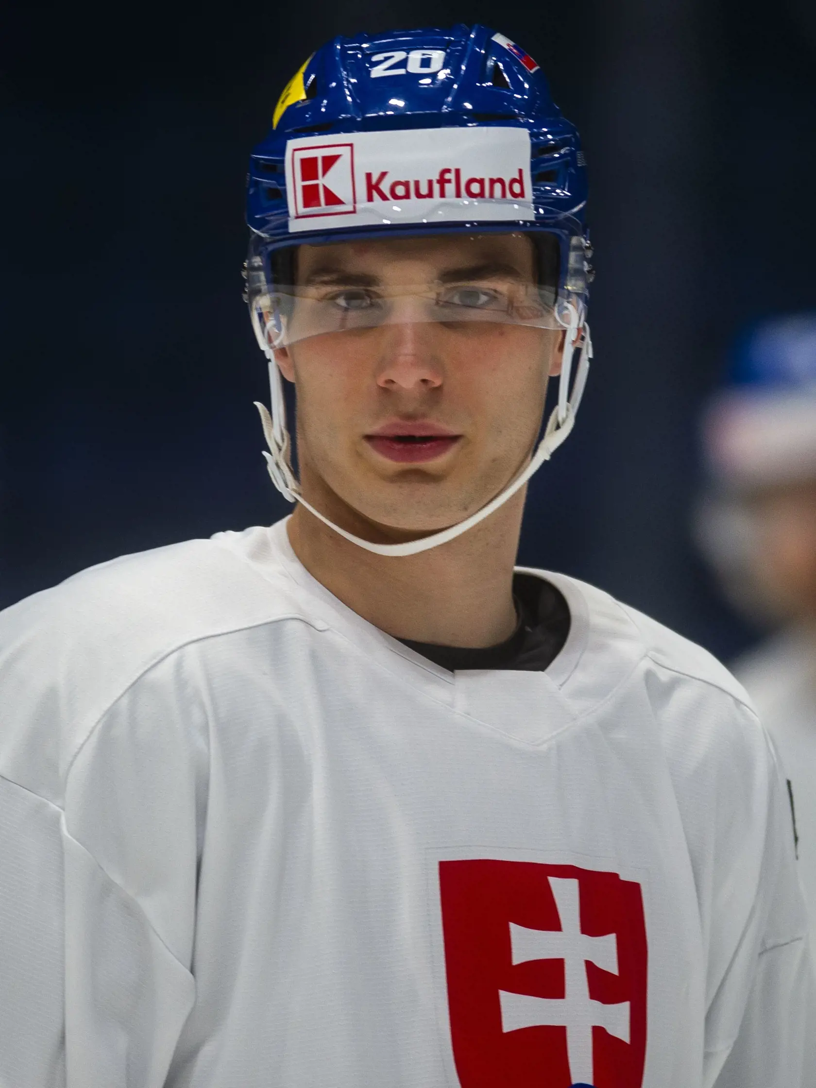 Na snímke reprezentant SR v hokeji Juraj Slafkovský počas tréningu na zraze reprezentácie pred majstrovstvami sveta 2024 v hokeji v Ostrave a v Prahe 6. mája 2024 v Bratislave. FOTO TASR - Jakub Kotian
