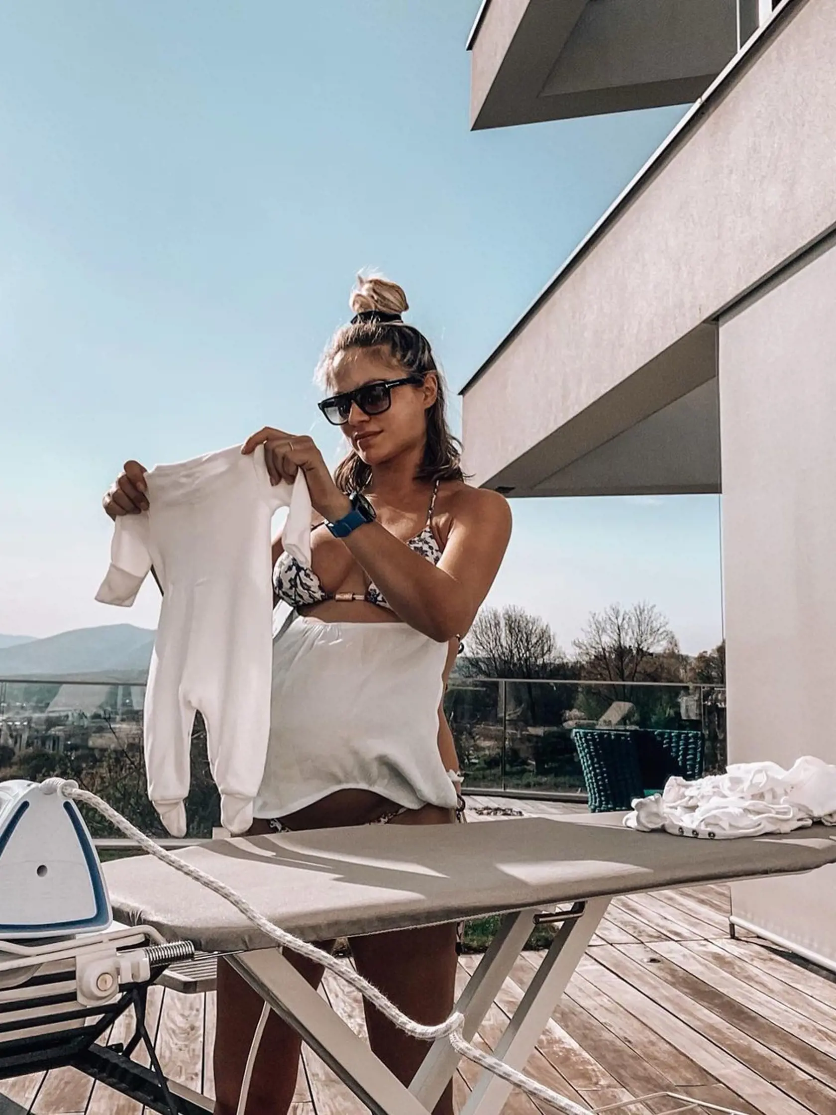 Ivanka na terase dokonca aj žehlí.