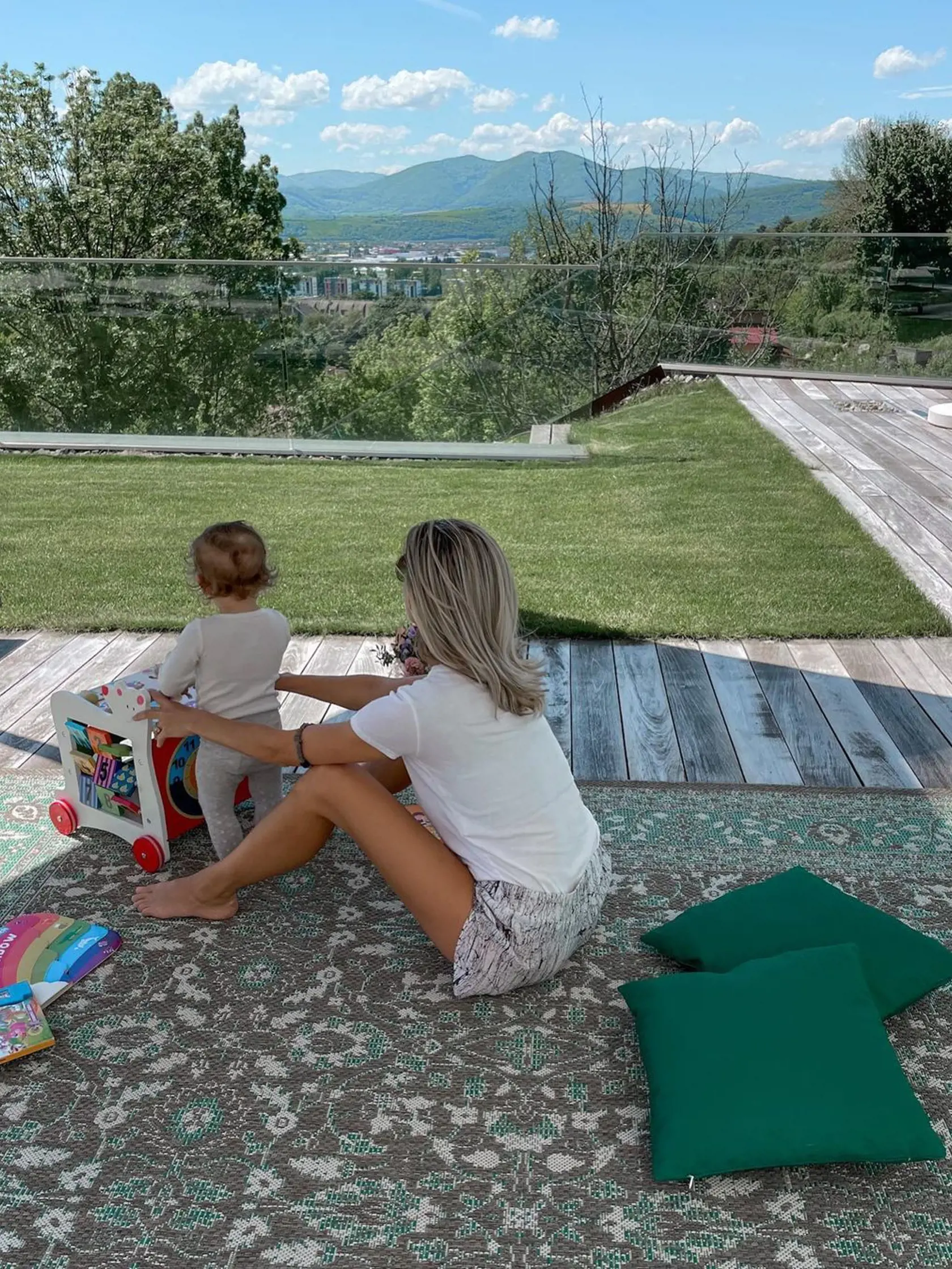 Vďaka exteriérovému kobercu trávia Ivanka s deťmi čas aj vonku.