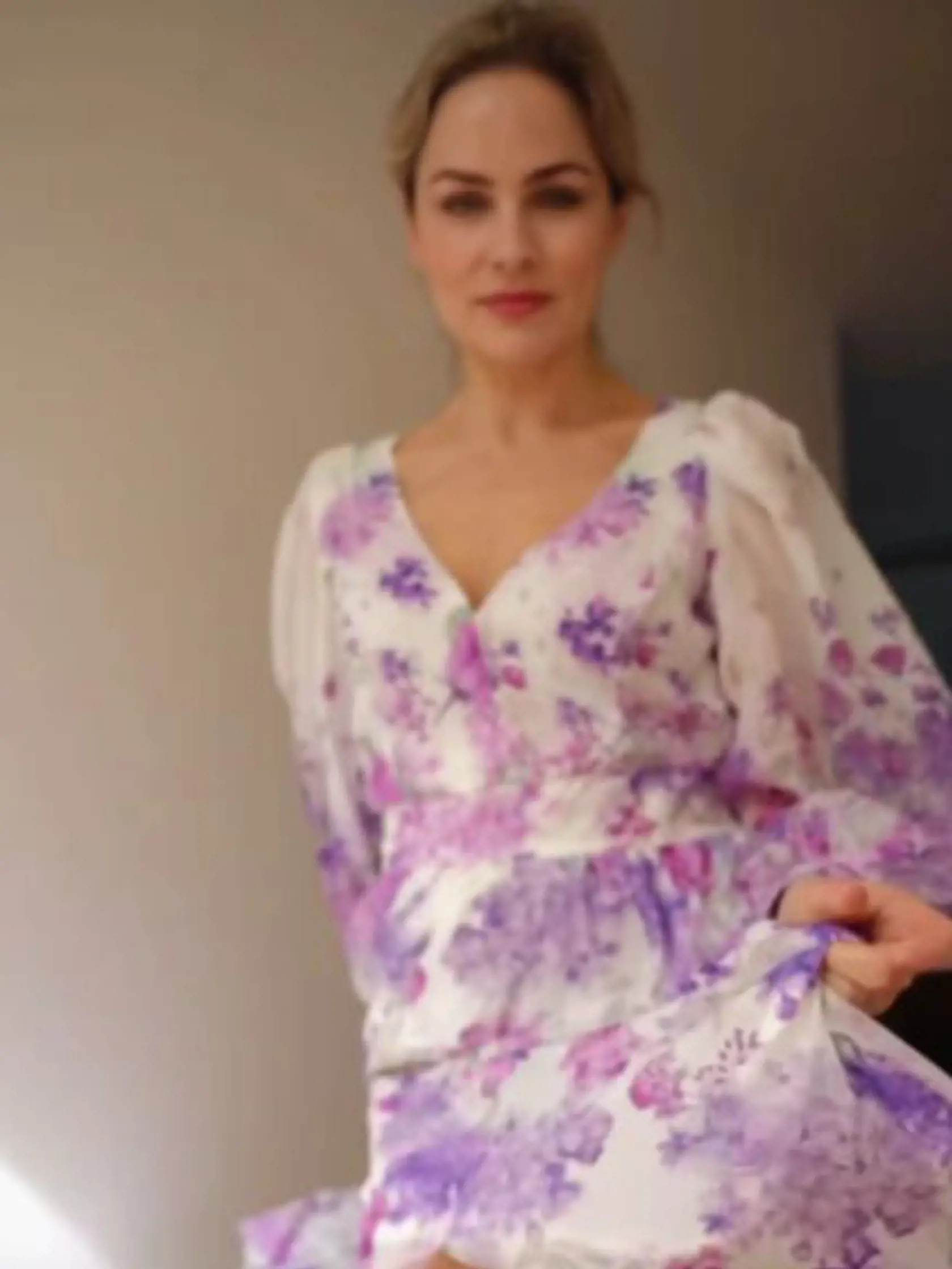 Ivana Gáborík v prekrásnych šatách s teniskami.