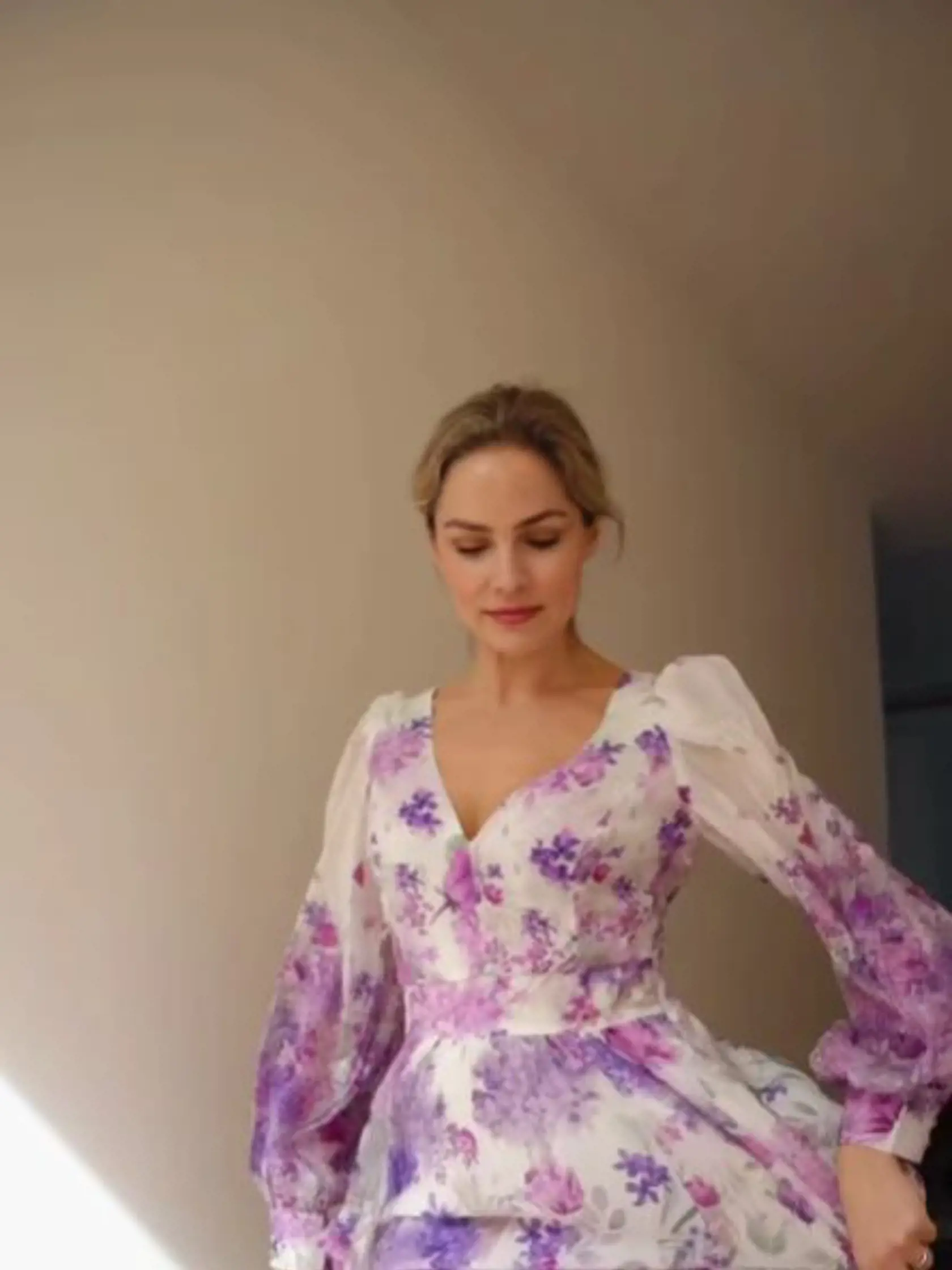 Ivana Gáborík v prekrásnych šatách s teniskami.