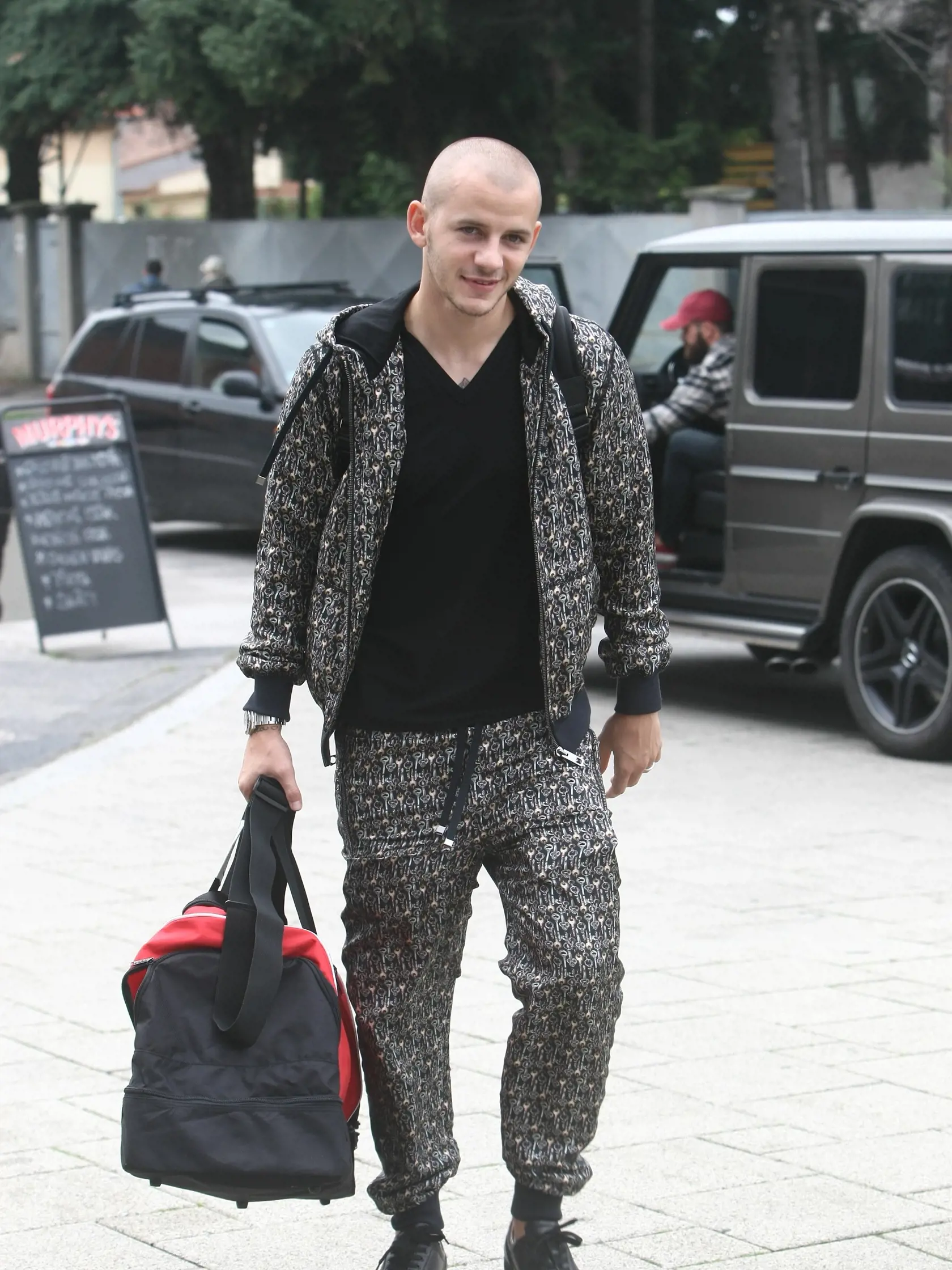 Ďalší z netradičných outfitov v podaní Weissa. Zakončil ich čiernymi teniskami za 300 eur.