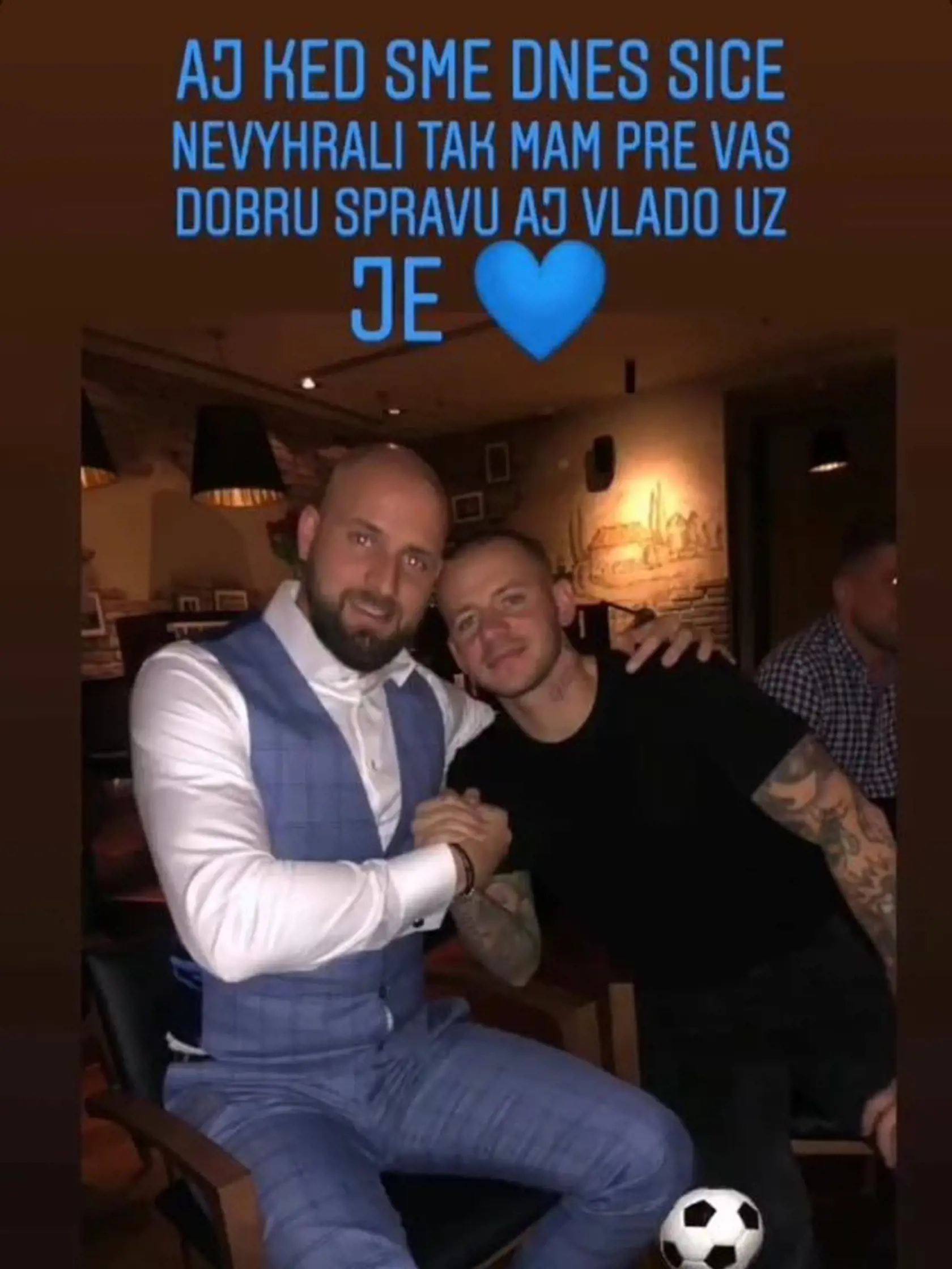 KMOTRÍK A WEISS Na videu sú objatia, bozky a neskôr stiahnuté nohavice Vladimíra.