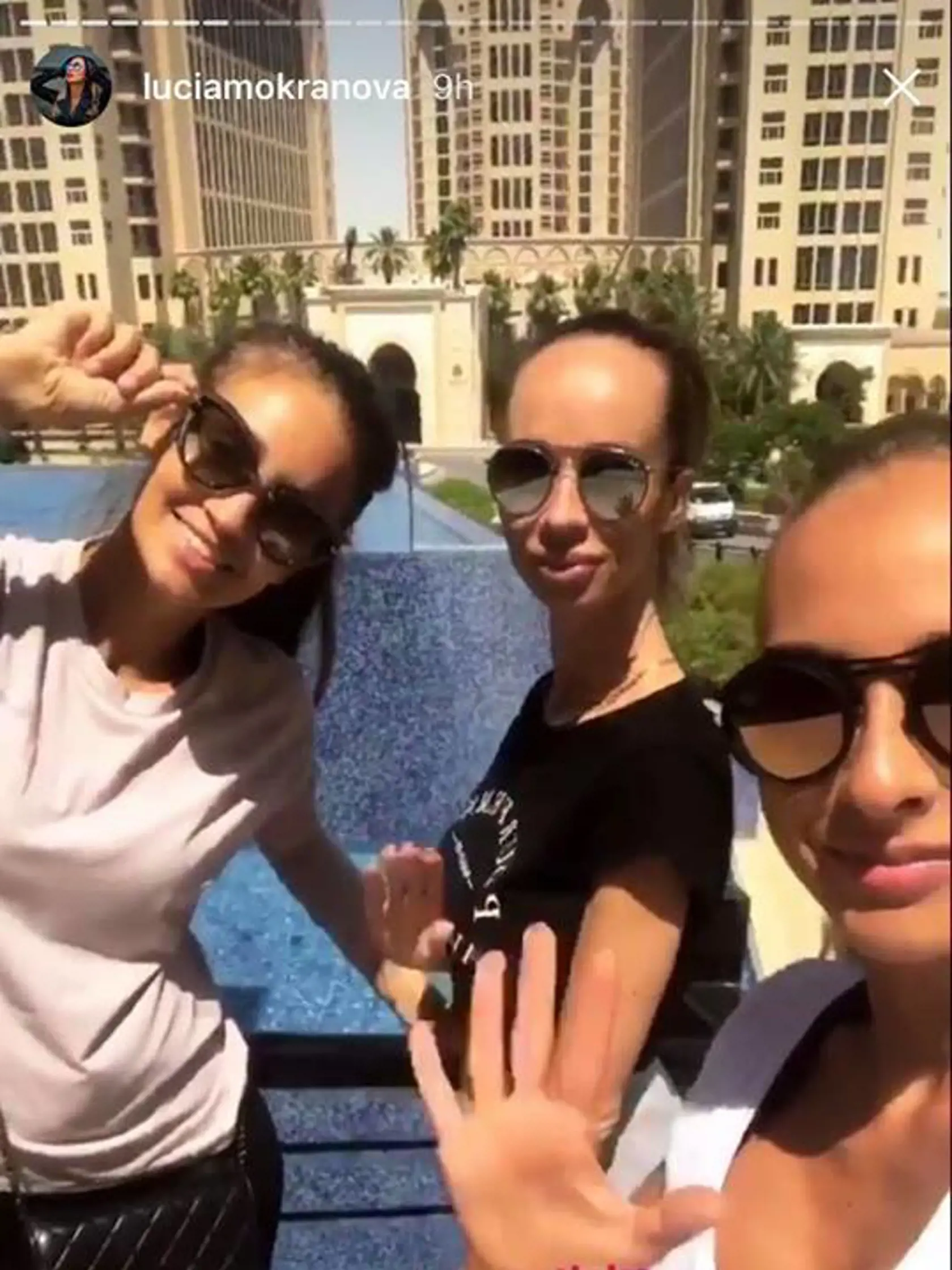 Sexi Slovenky na dovolenke . Z ľava Weissova manželka Martina, Oršulova priateľka Eliška a Lacia Mokráňová.
