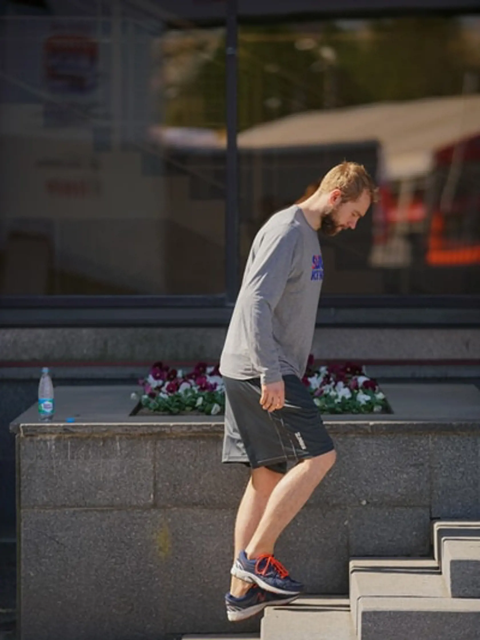 Niektorí slovenskí hokejisti si namiesto ľadu dali futbal pred halou.