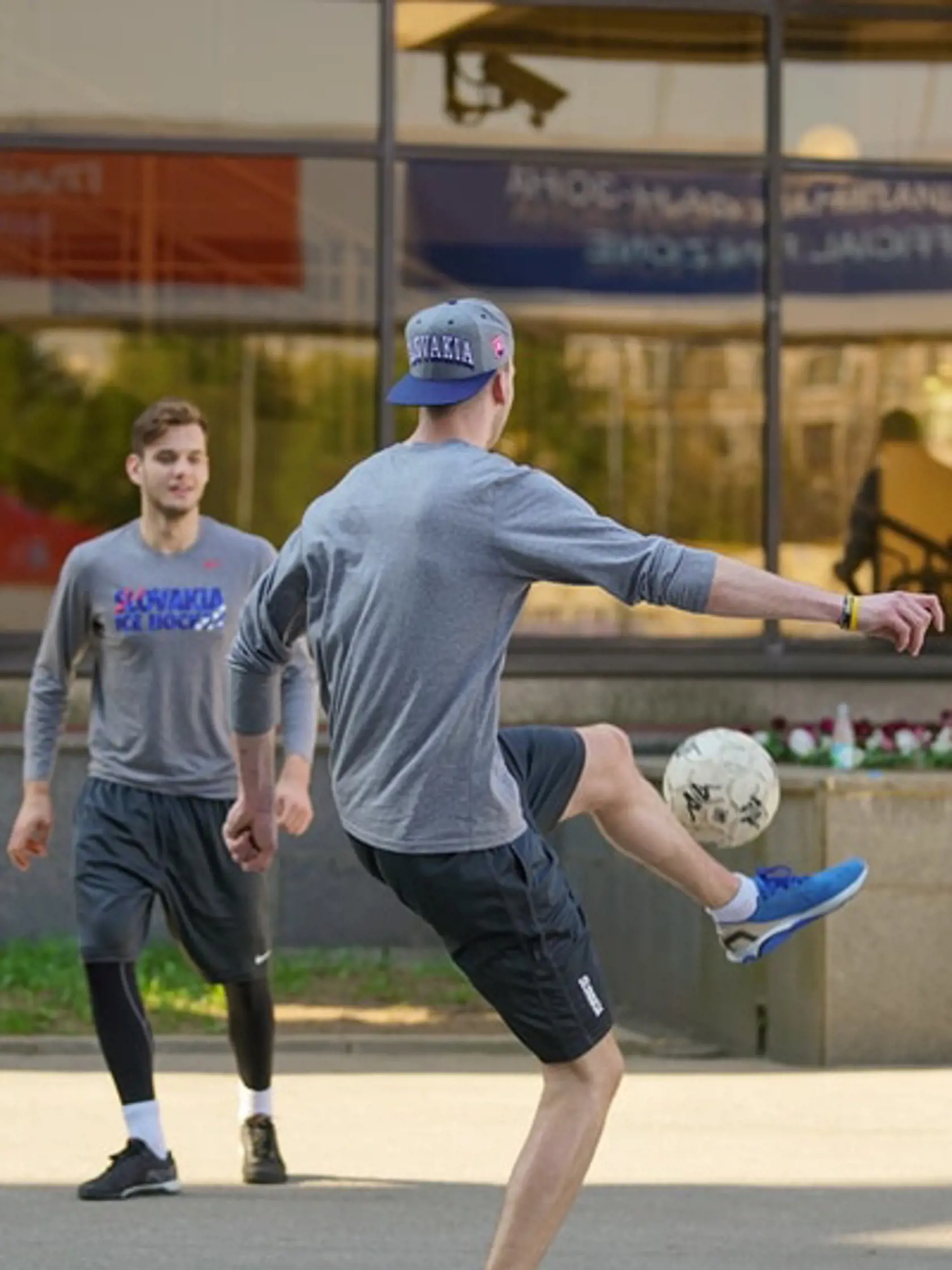 Niektorí slovenskí hokejisti si namiesto ľadu dali futbal pred halou.