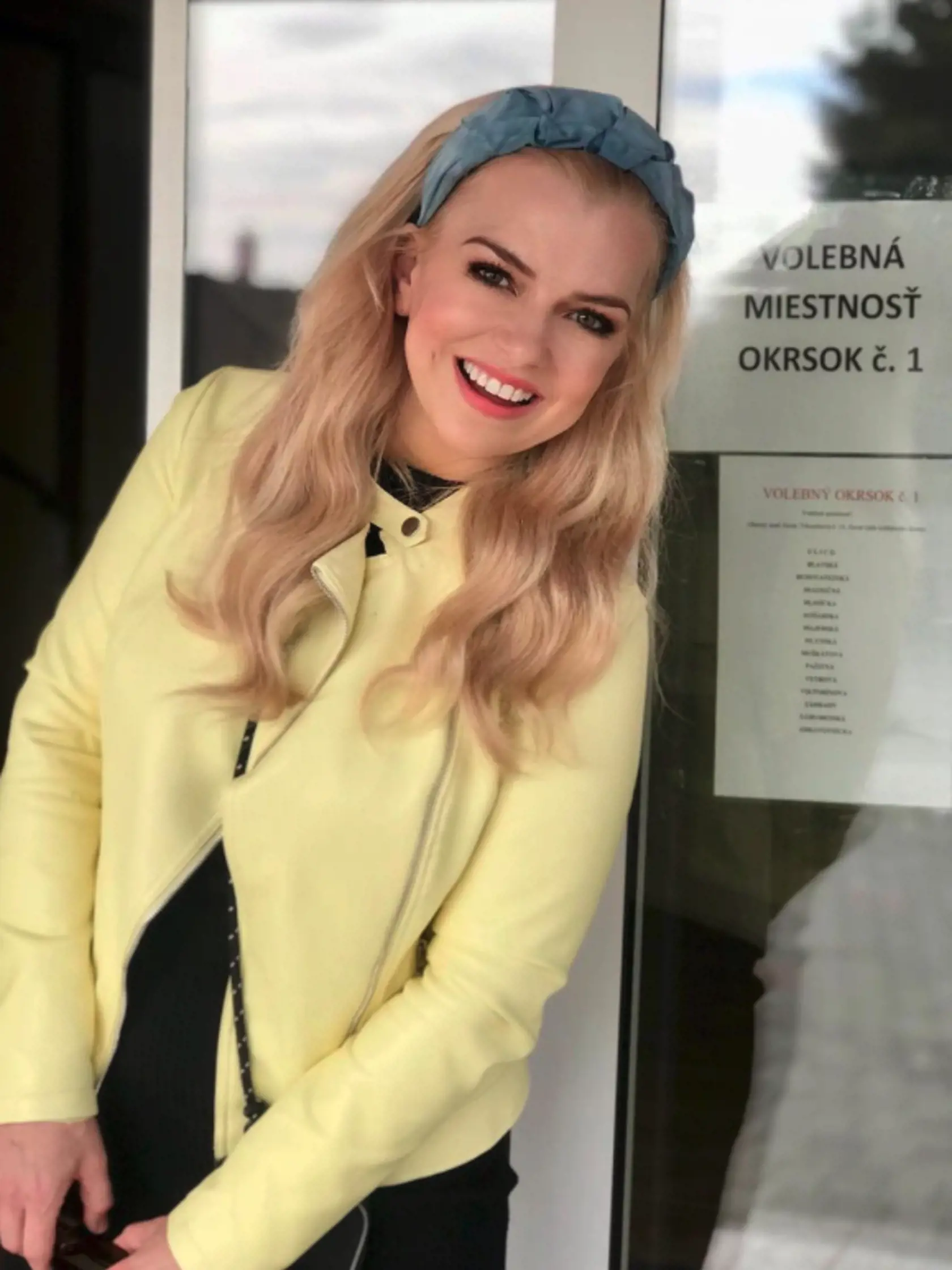 Nahodená a štýlová prišla odvoliť aj moderátorka Zlatica Puškárová, ktorej to naozaj pristalo.