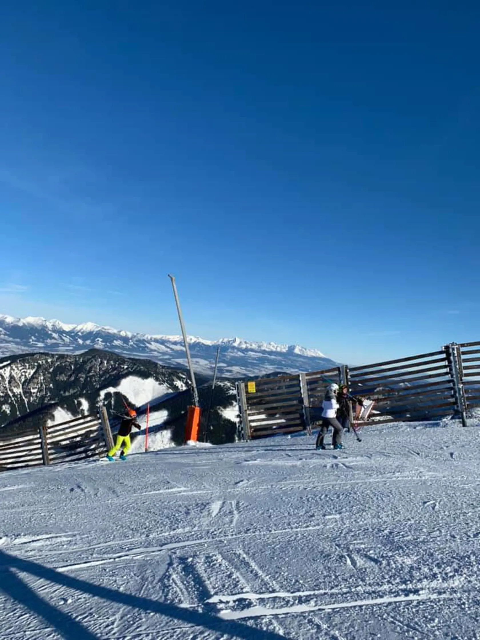 Ani lyžovačka za viac ako 50 € nieje zárukou toho, že si nebudete lyže nosiť po kopci sami!
